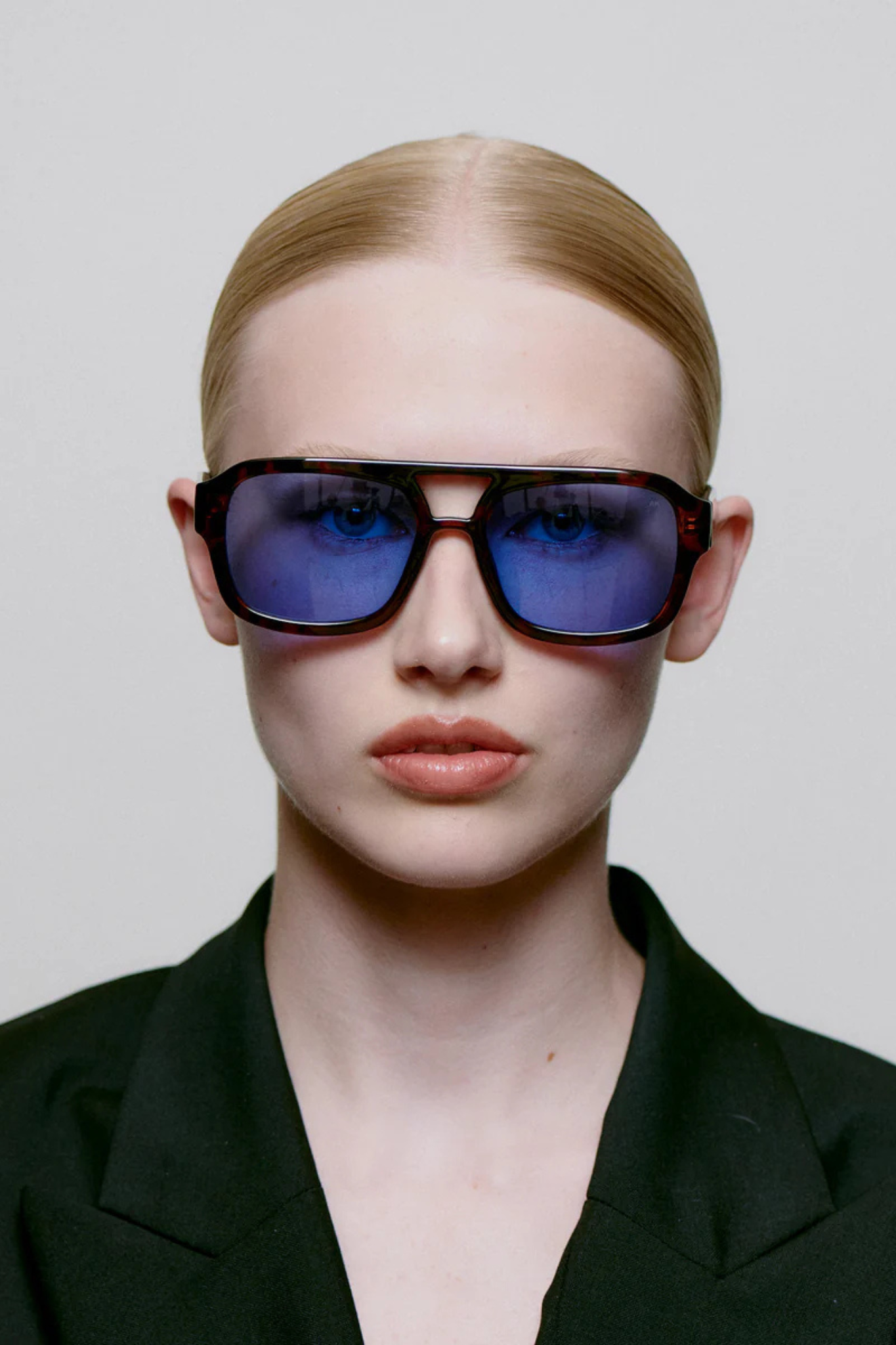 Model wearing the A. Kjaerbede kaya sunglasses in demi tortoise (blue lens). Front view