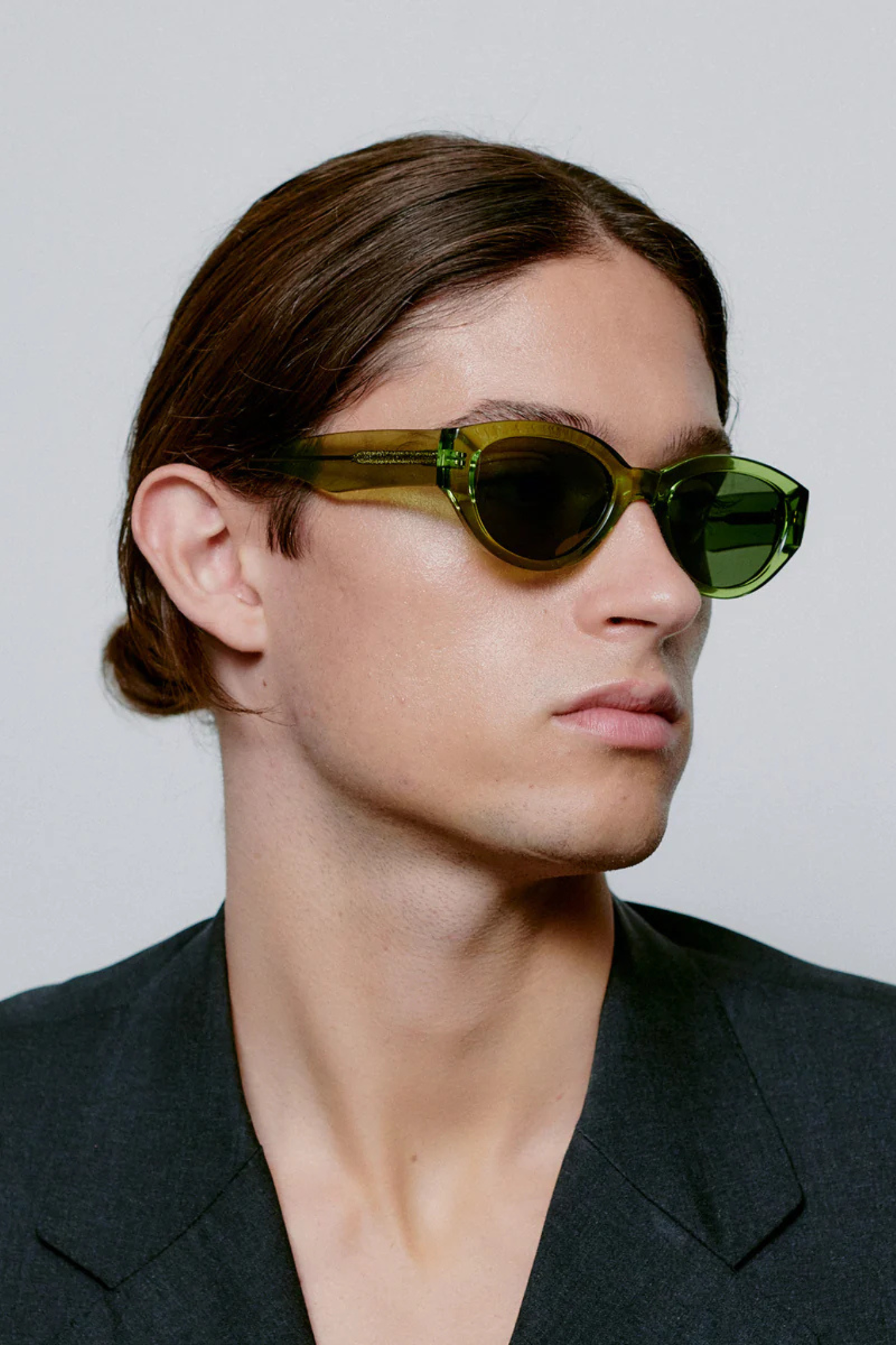 Model wearing the A. Kjaerbede winnie sunglasses in light olive transparent. Side view