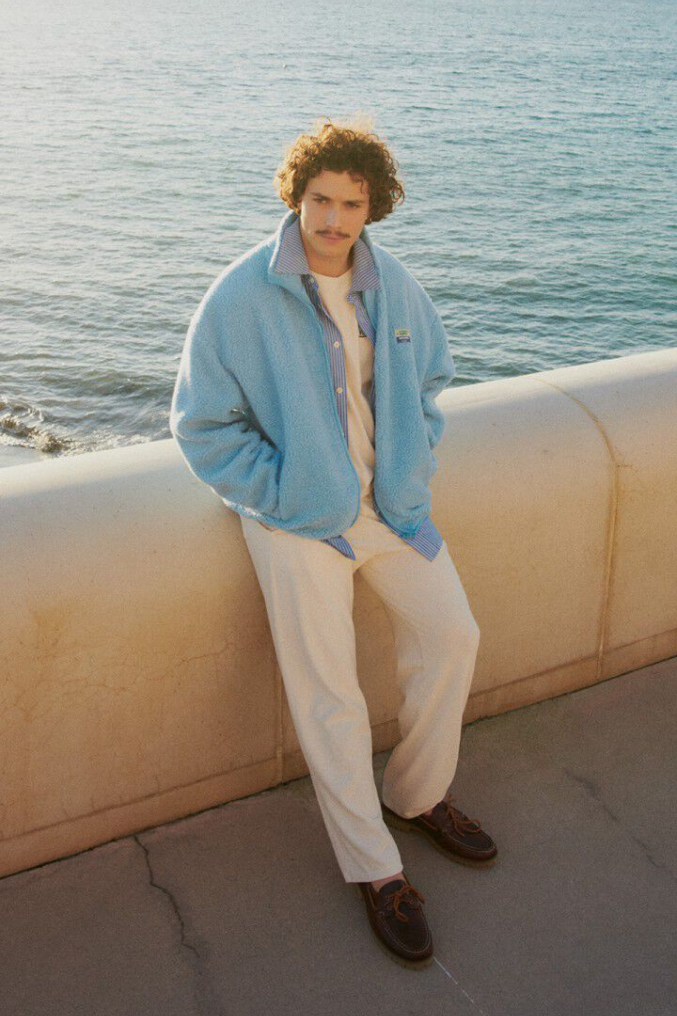 Model wearing the American Vintage hoktown jacket in sky blue. Front view