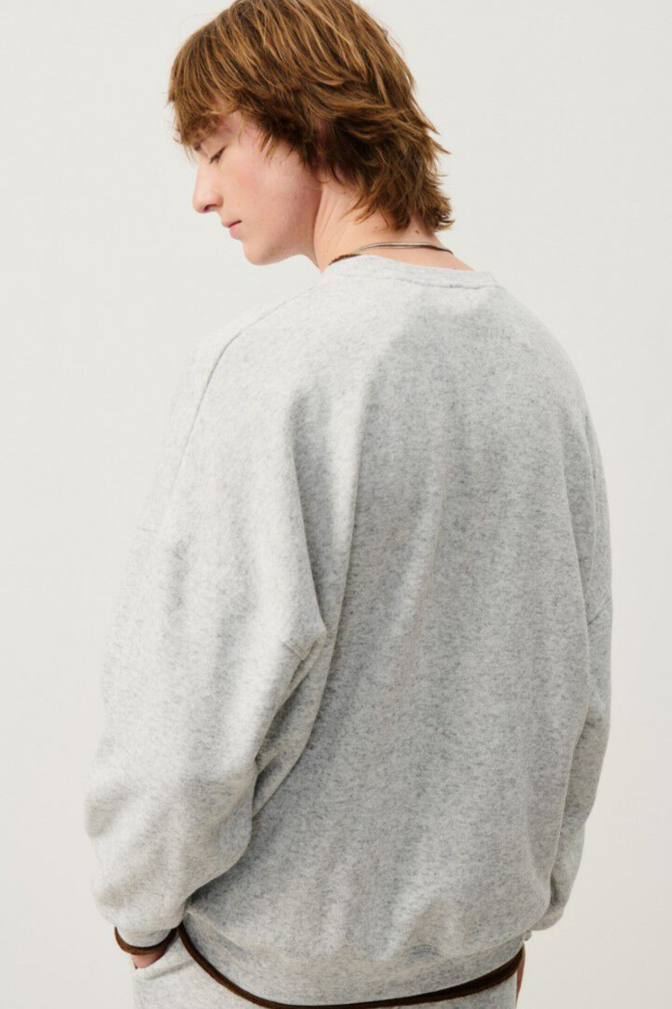 Model wearing the American Vintage evona sweatshirt in light grey melange. Back view