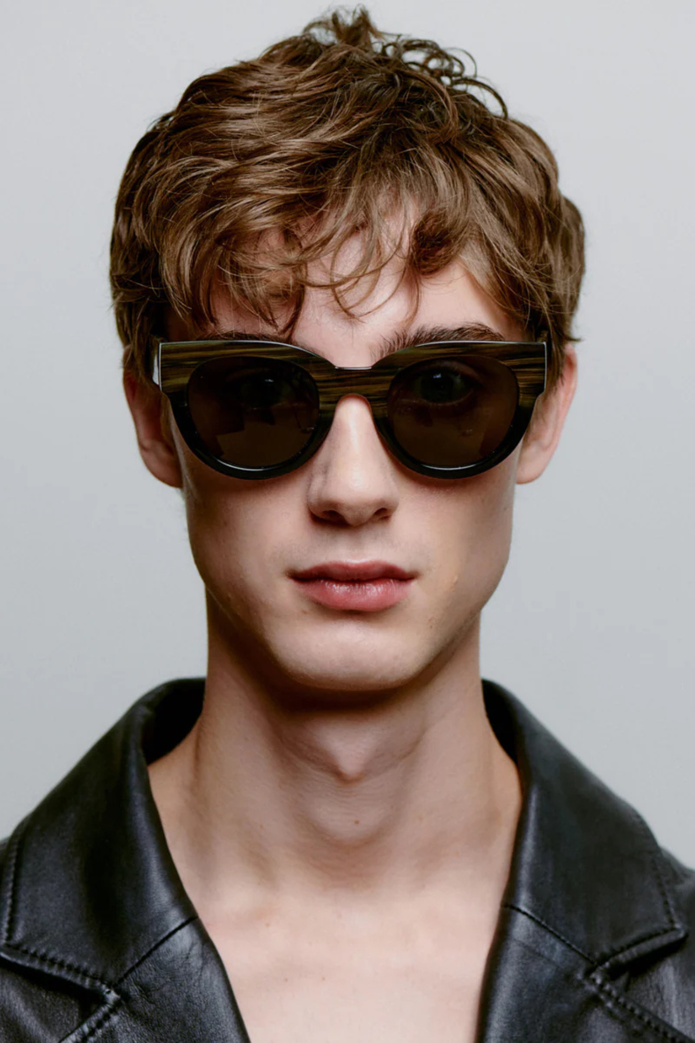 Model wearing the A. Kjaerbede lilly sunglasses in striped horn/black. Front view
