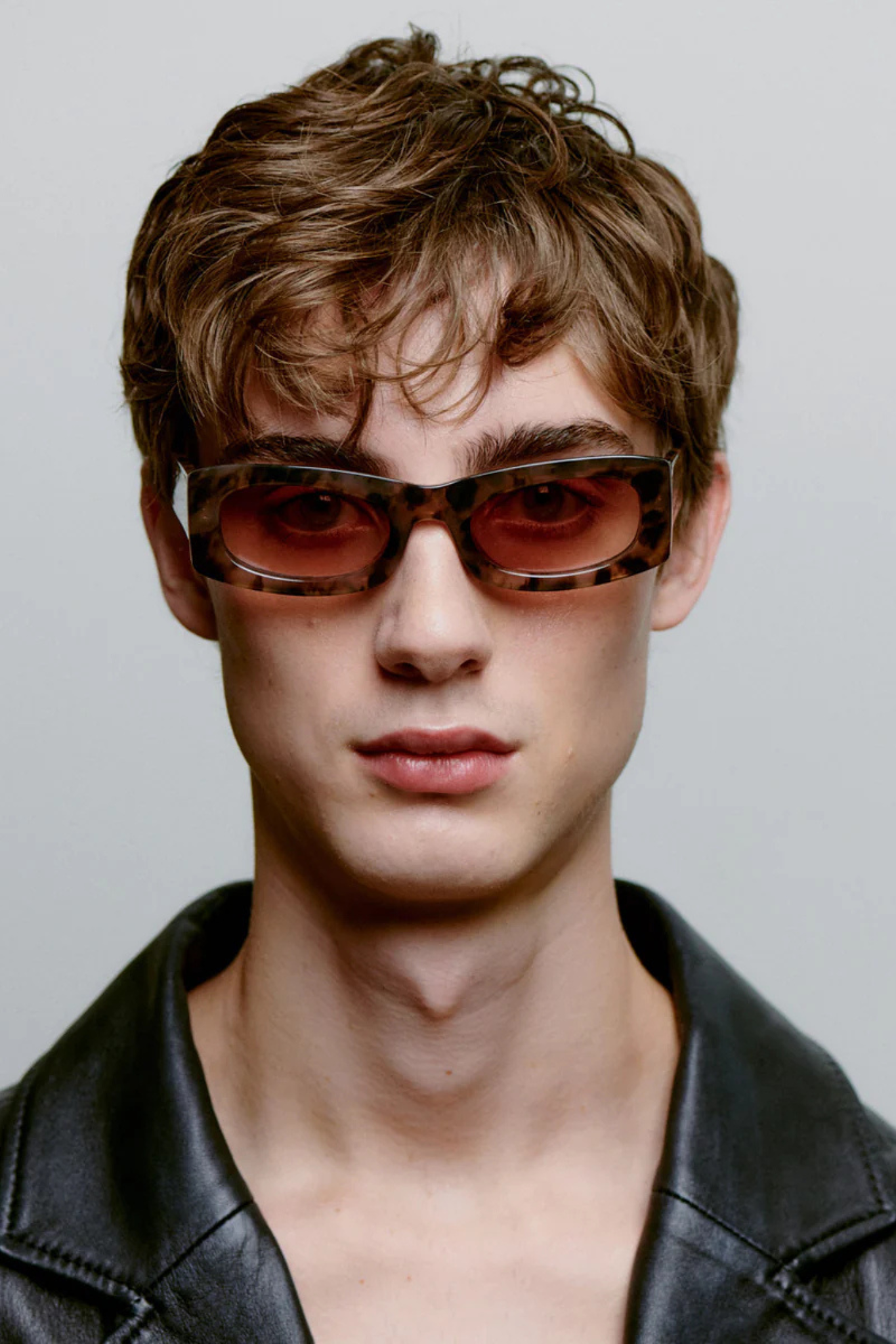 Model wearing the A. Kjaerbede frida sunglasses in coquina. Front view