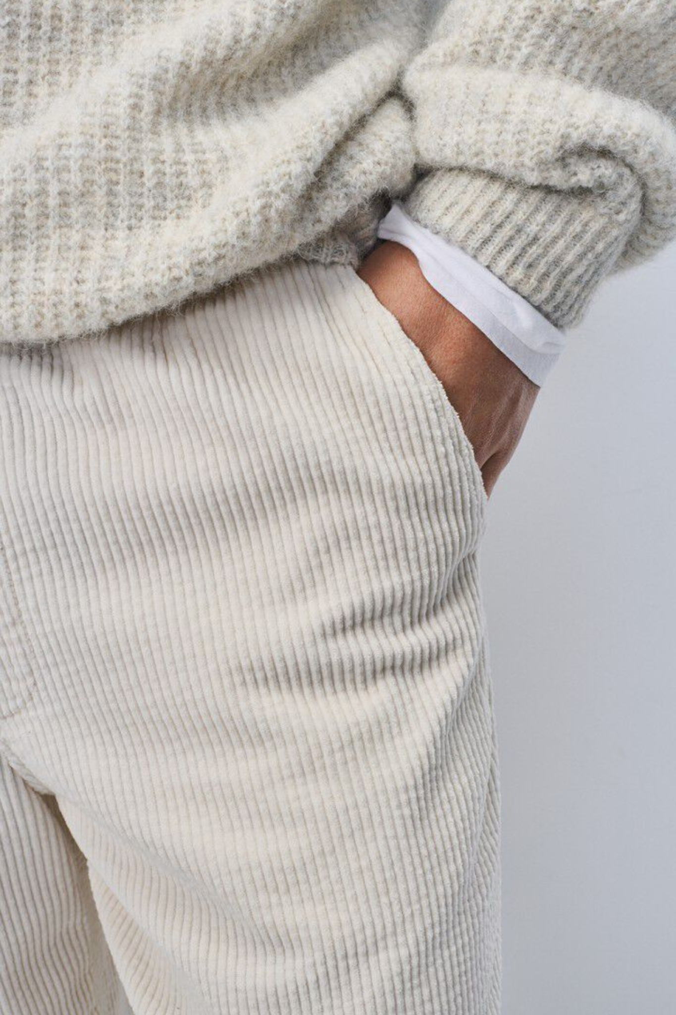 Model wearing the American Vintage padow pants in ecru vintage. Close front view