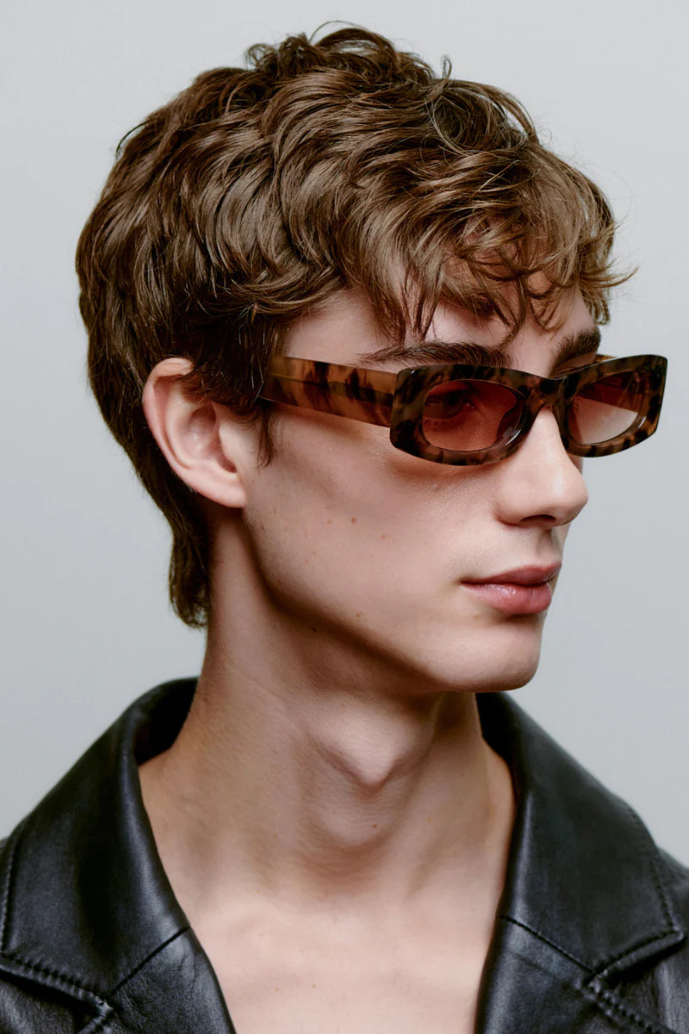 Model wearing the A. Kjaerbede frida sunglasses in coquina. Side view
