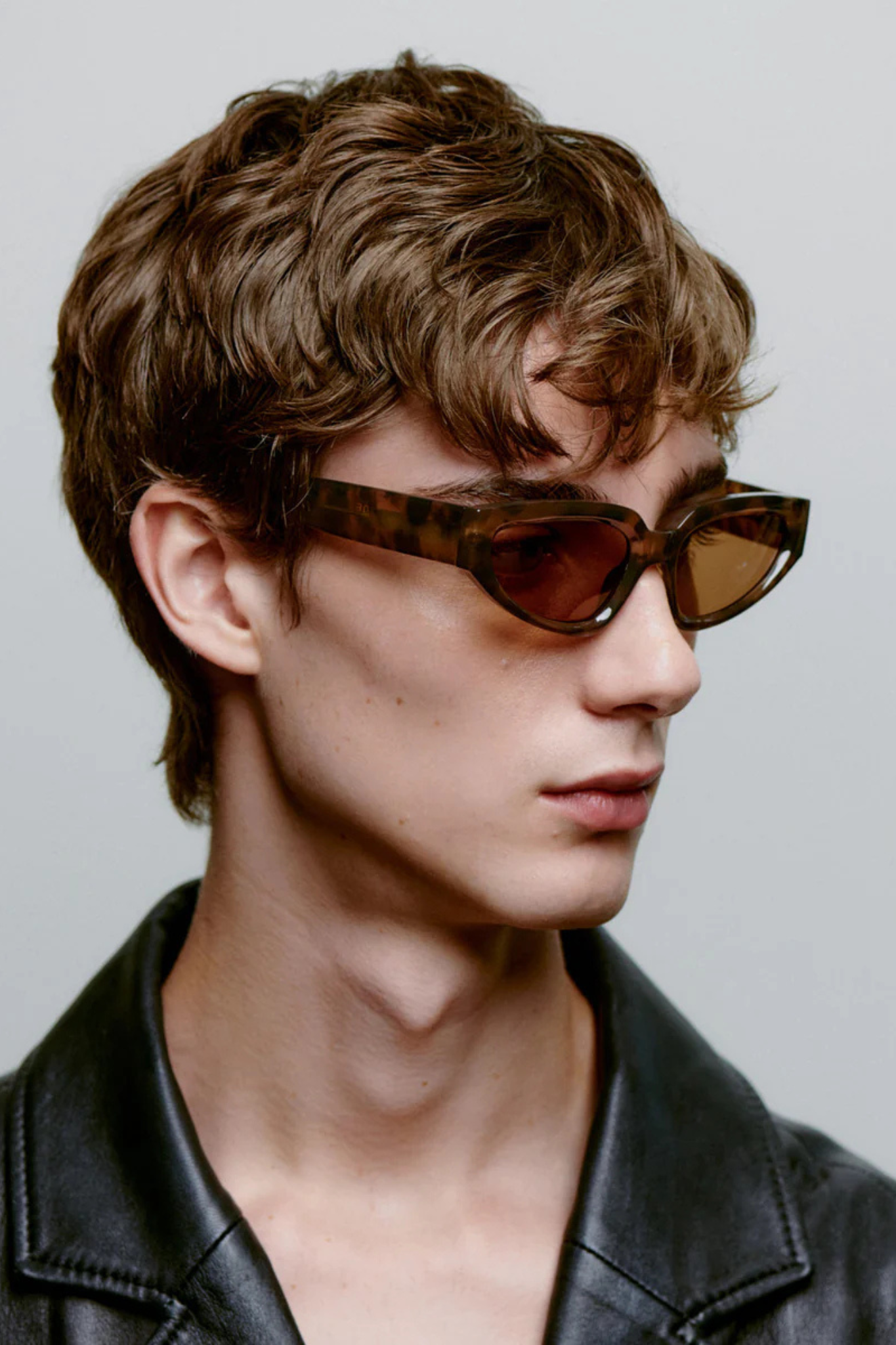 Model wearing the A. Kjaerbede ella sunglasses in coquina. Side view