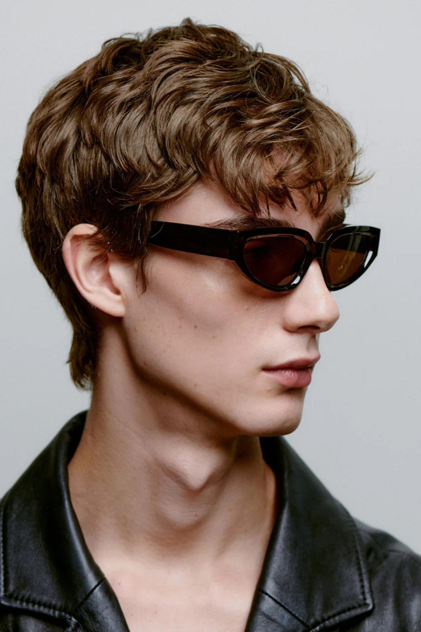 Model wearing the A. Kjaerbede ella sunglasses in demi tortoise. Side view