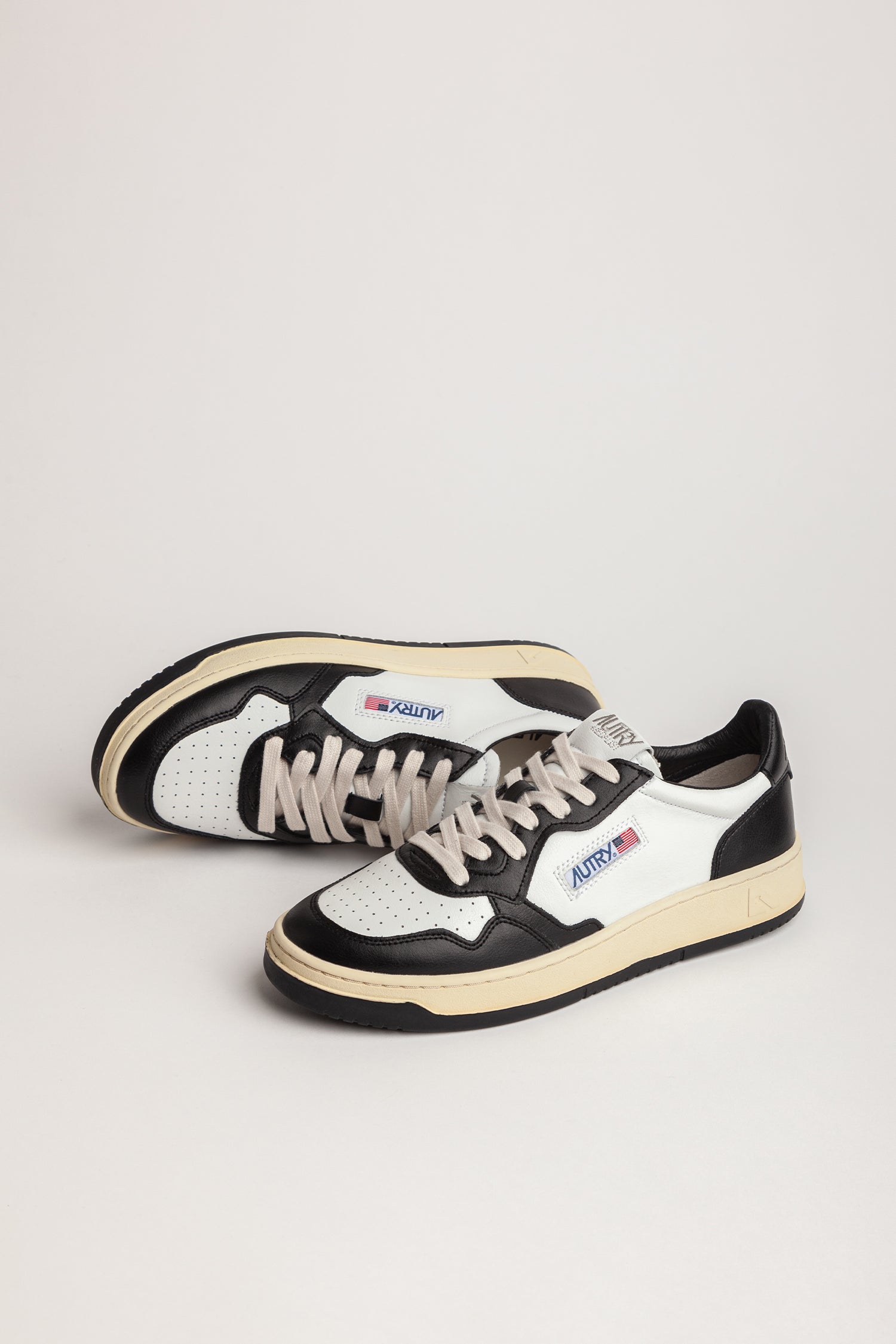 AULW-WB01 - MEDALIST LOW SNEAKERS IN TWO-TONE LEATHER COLOR WHITE AND BLACK
