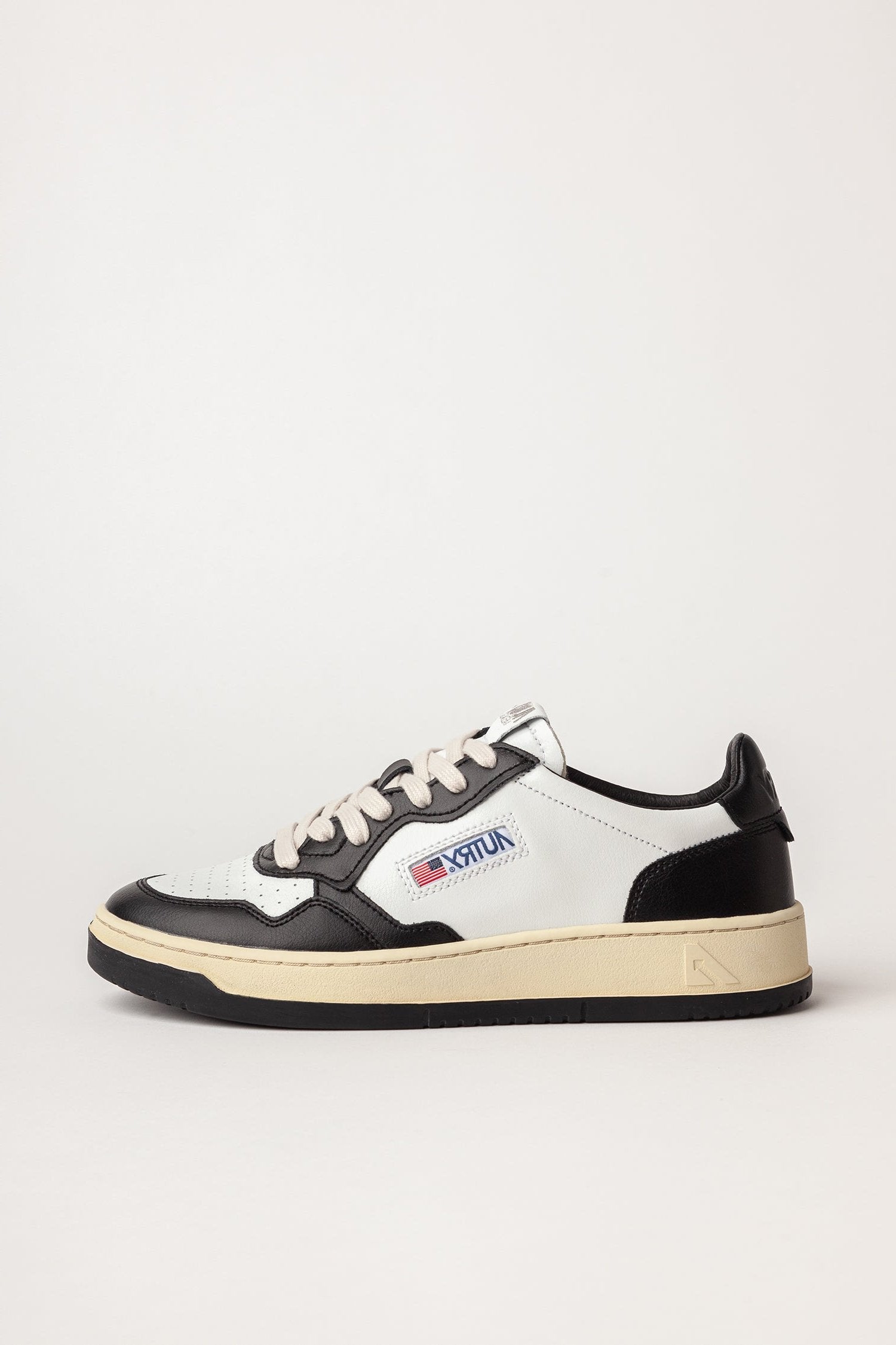 AULW-WB01 - MEDALIST LOW SNEAKERS IN TWO-TONE LEATHER COLOR WHITE AND BLACK