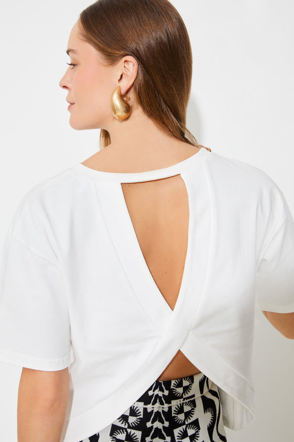 Model wearing the Suncoo marti t-shirt in white and open back. Back view