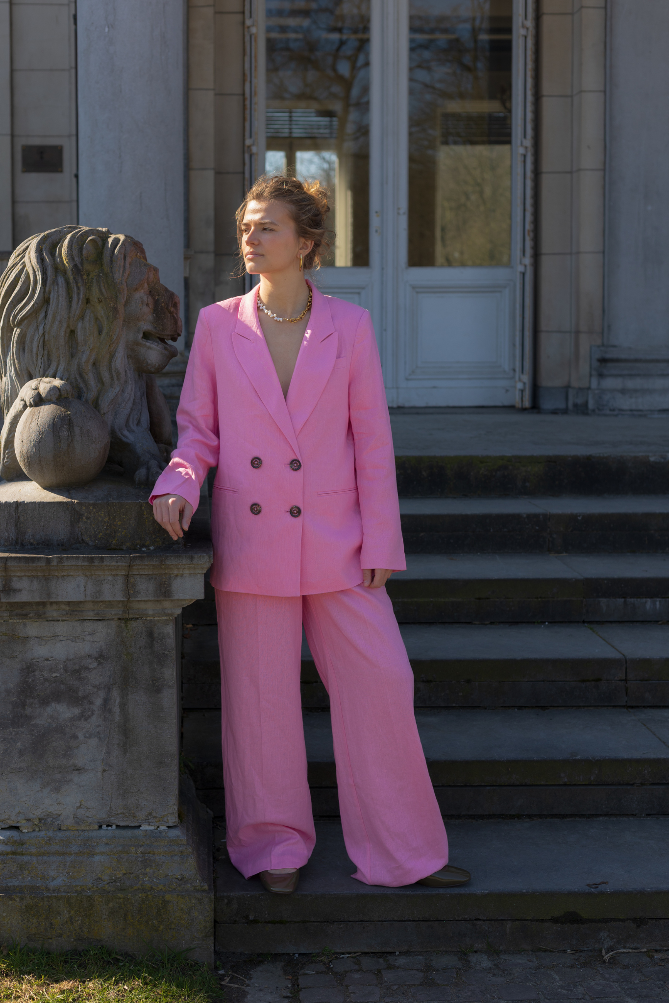 Model wearing the Fabienne Chapot nura pleated trousers in pink. Front view