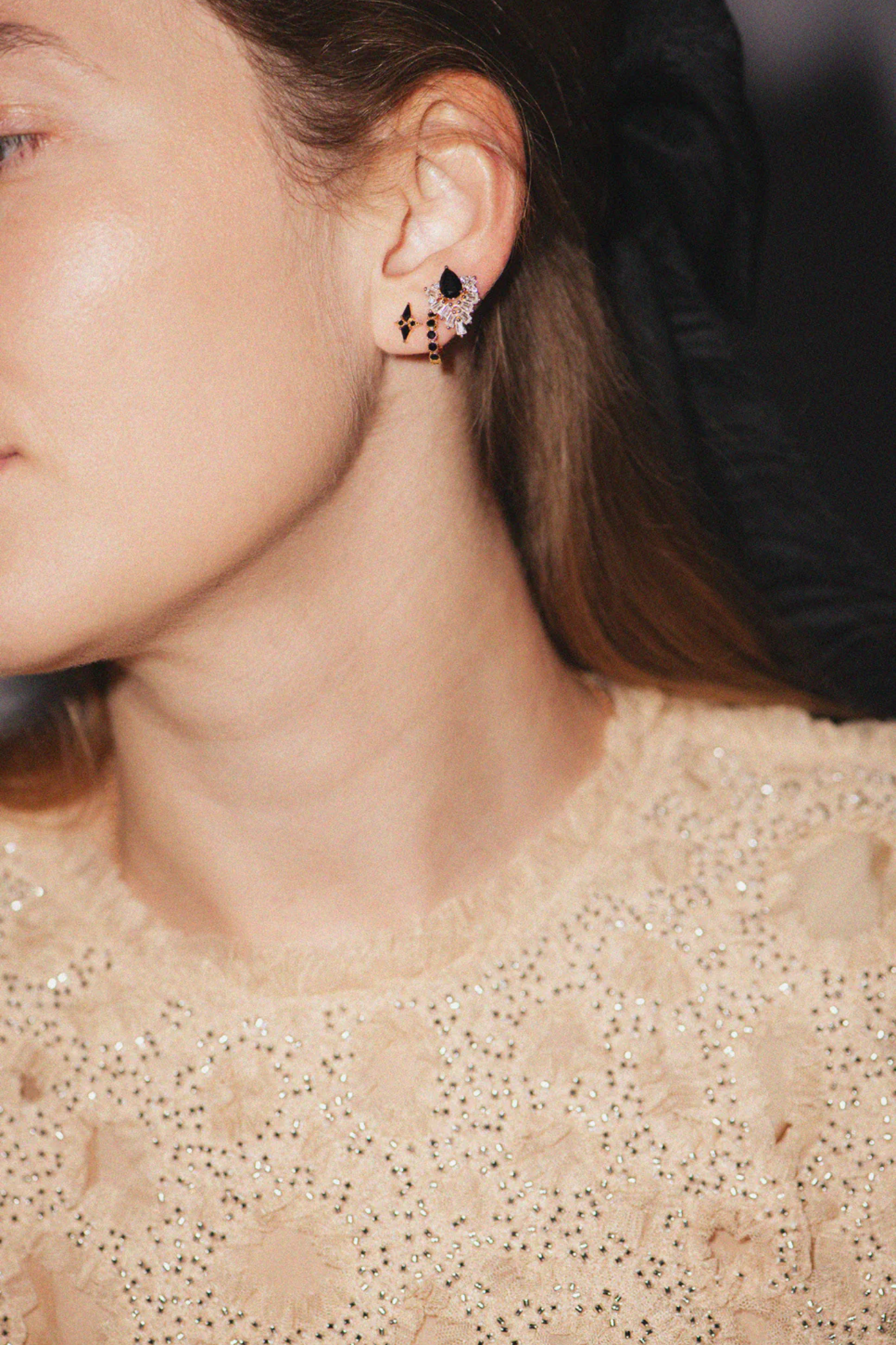 BR OLIVE BLACK SWAROVSKI CLIP EARRINGS