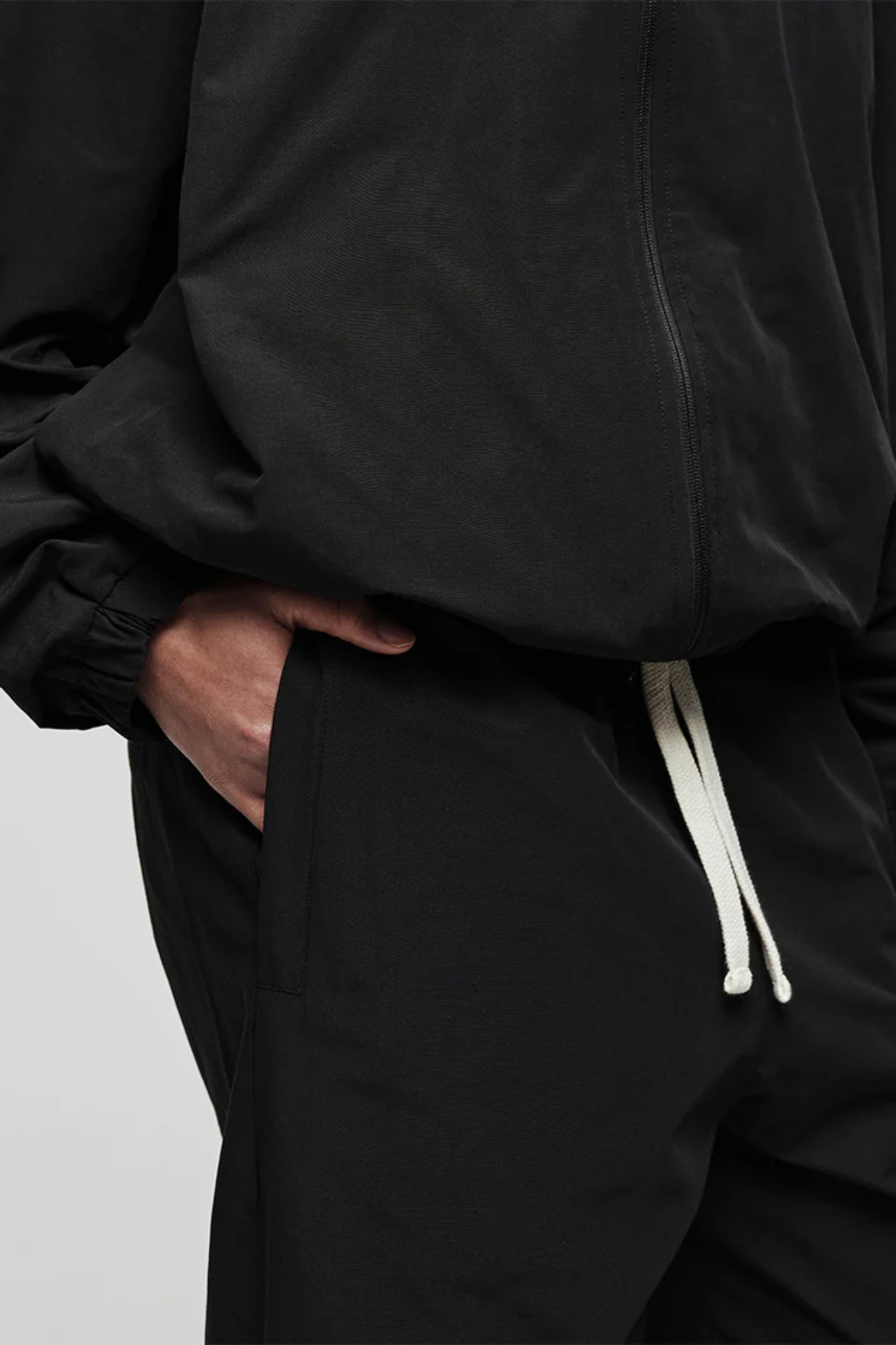 CORE JACKET - BLACK