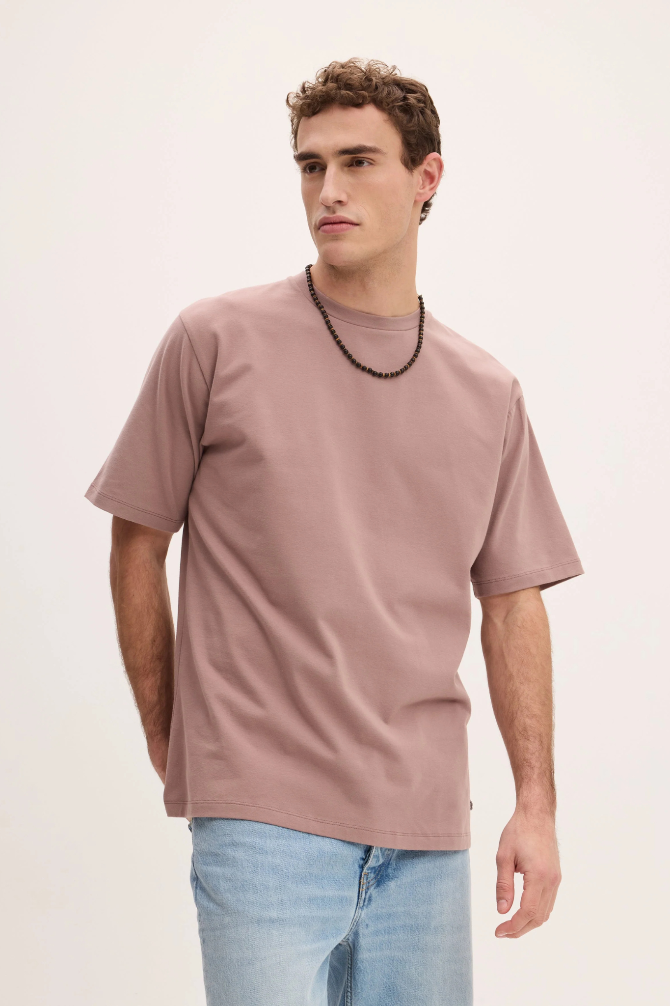 Model wearing the Goodpeople ted t-shirt in rose brown. Front view