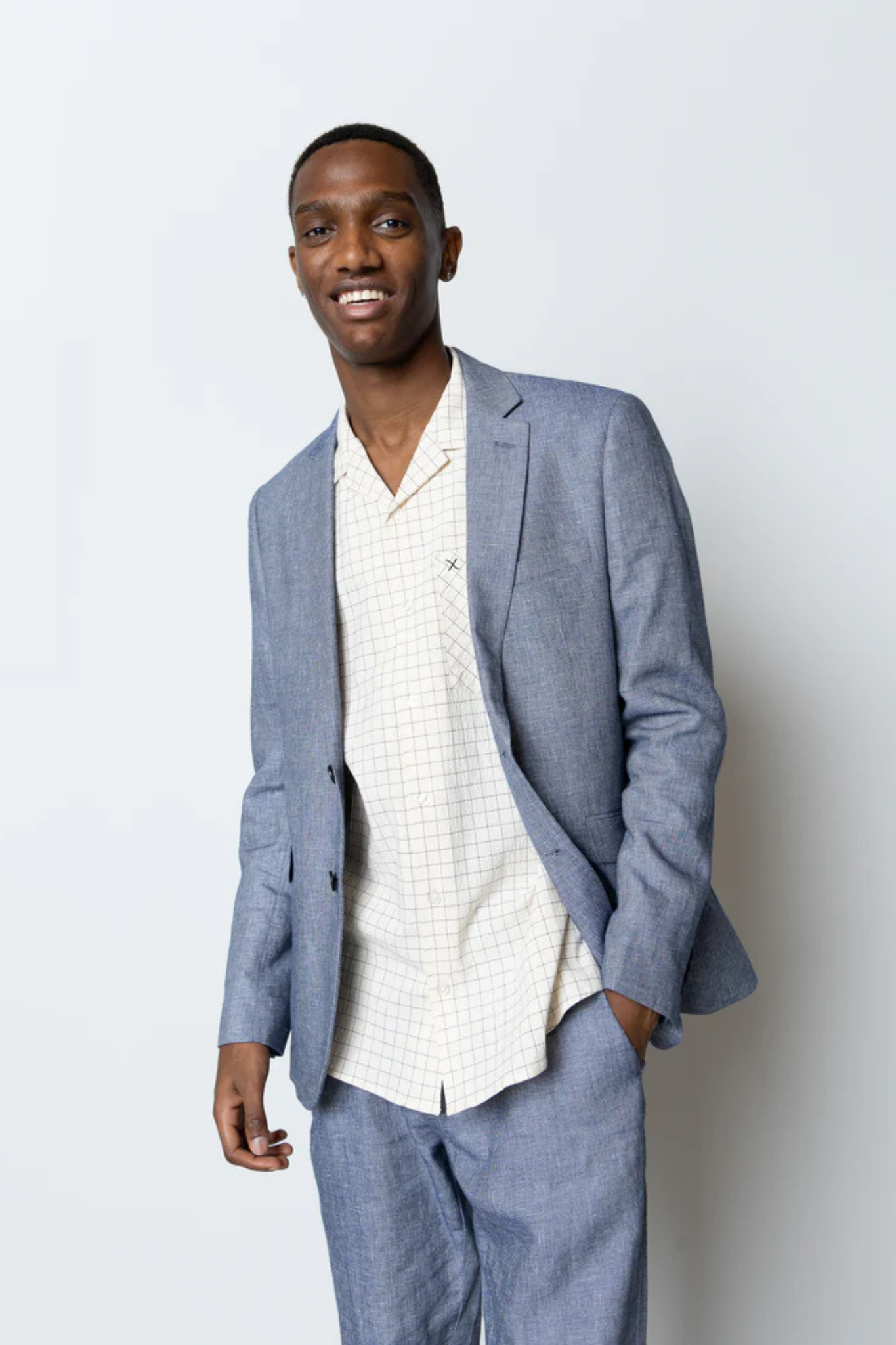 Model wearing the Clean Cut Copenhagen roman linen unconstructed blazer in navy melange. Front view