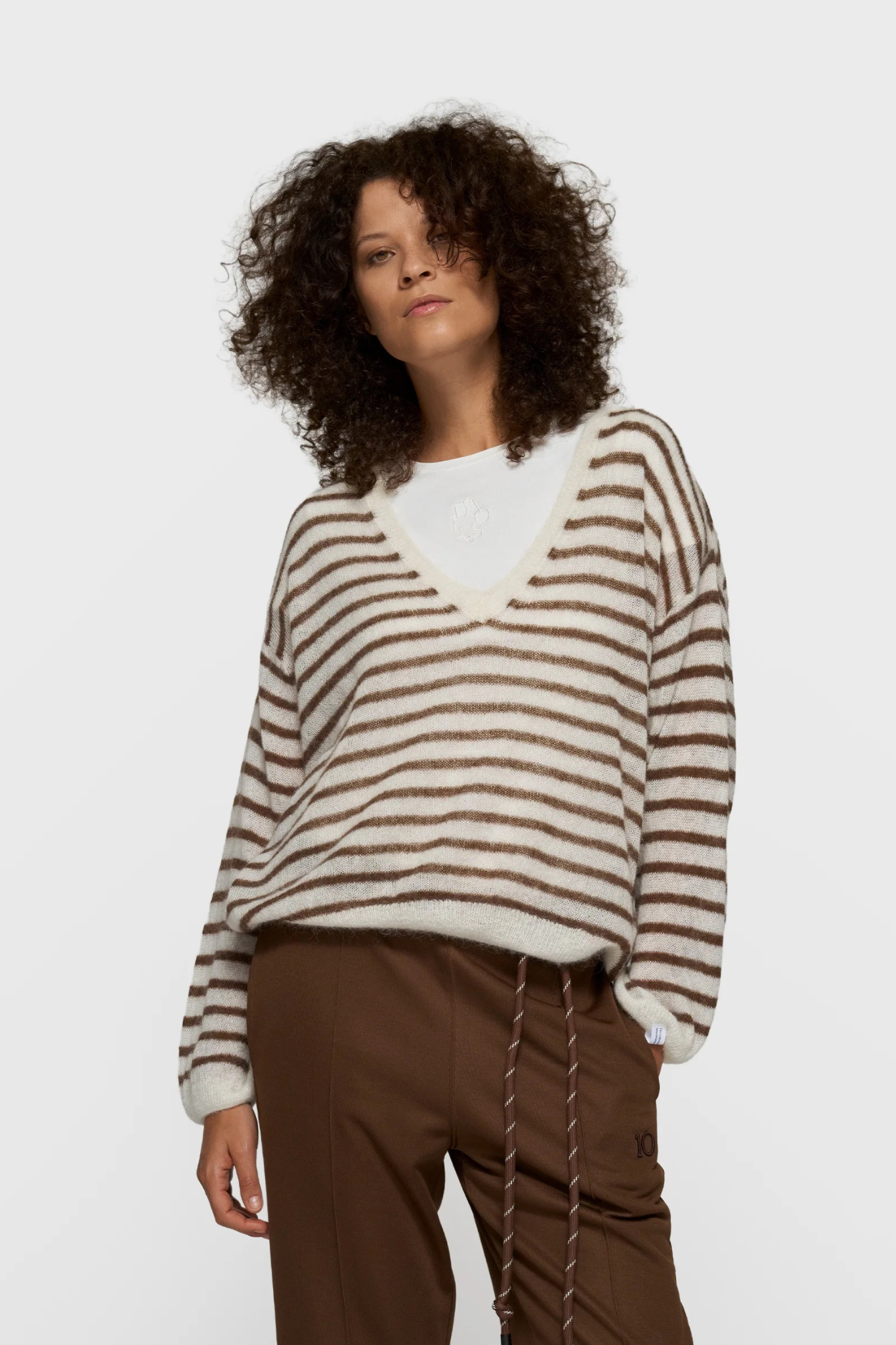 THIN V-NECK KNIT SWEATER - DARK TRUFFLE/ECRU