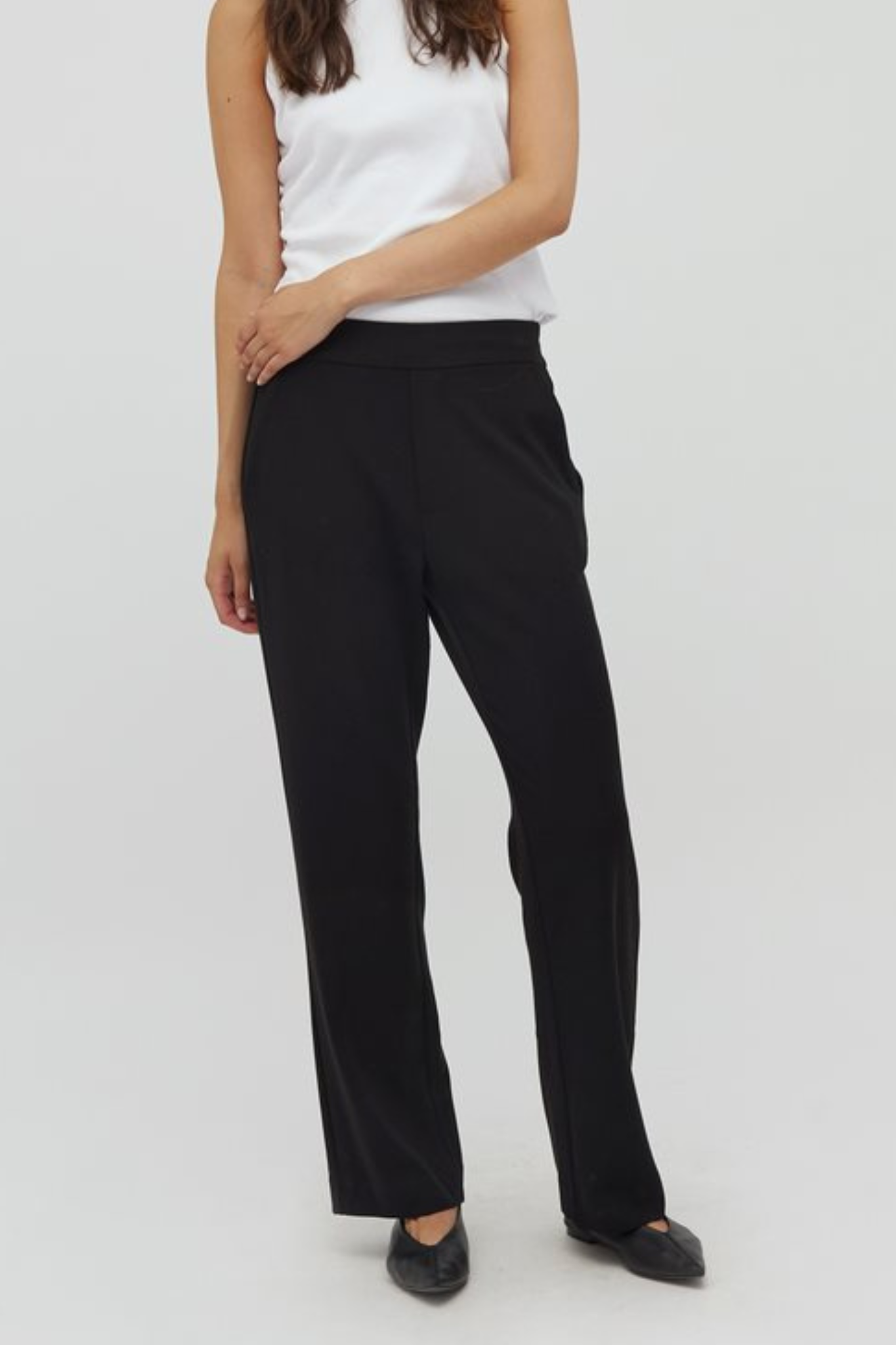 Model wearing the Mbym nina edviwa pants in black. Front view