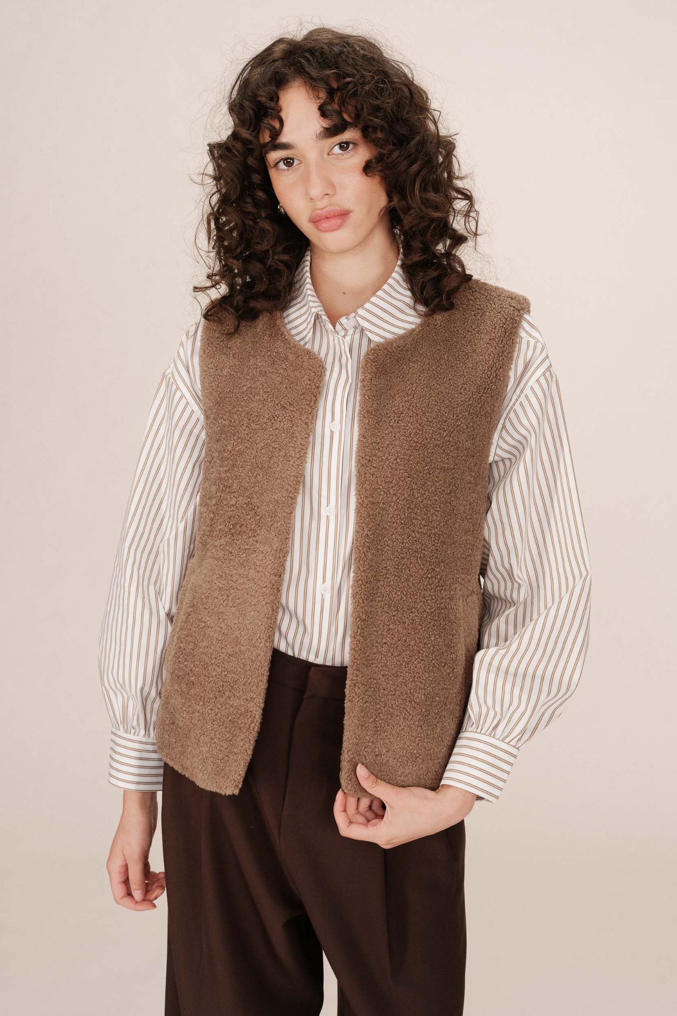SINATRA SLEEVELESS JACKET  - TAUPE