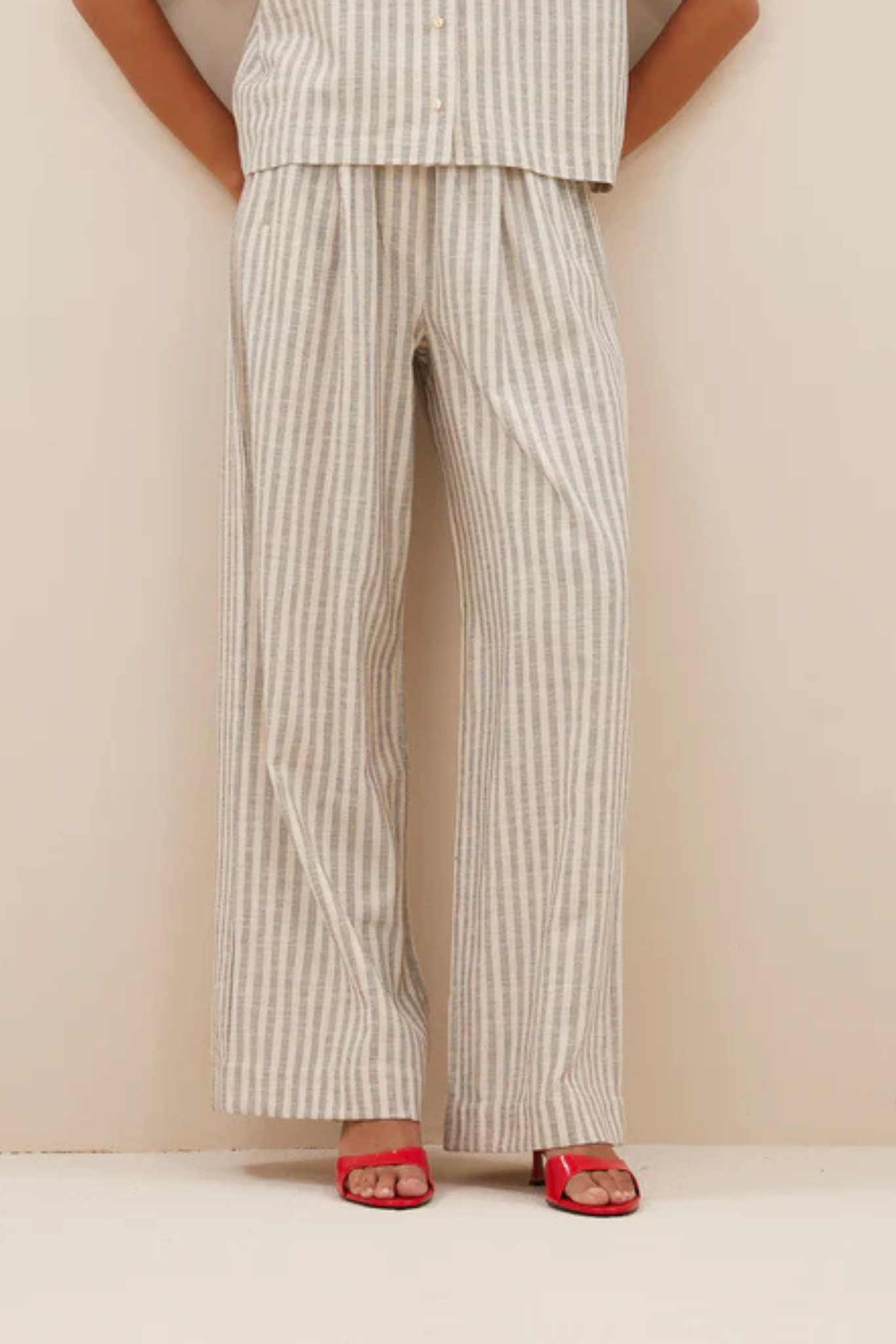 Model wearing the By-Bar Benji striped marine pants in beige and white. Front view