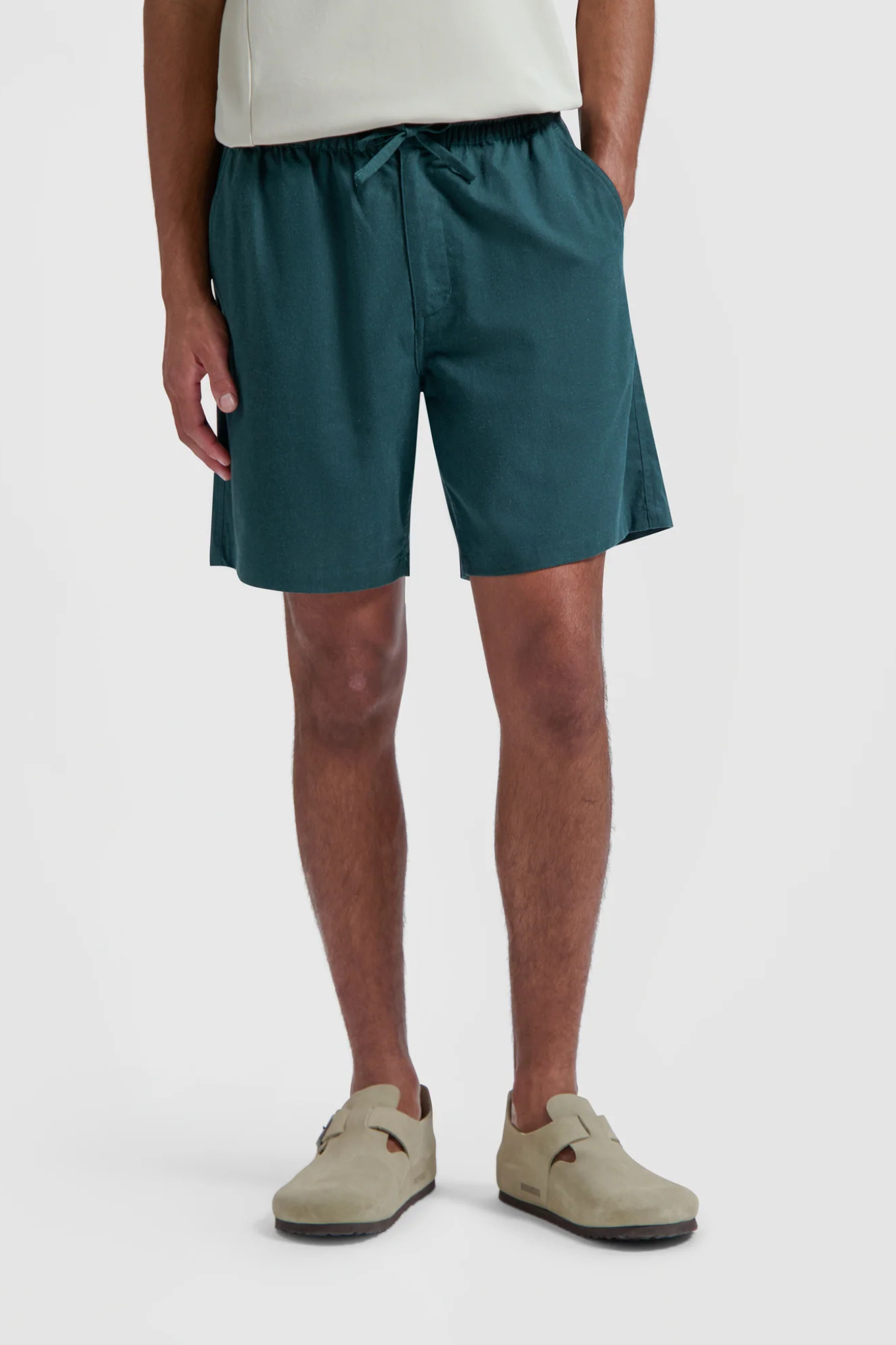 Model wearing the Olaf linen shorts in dark green. Front view