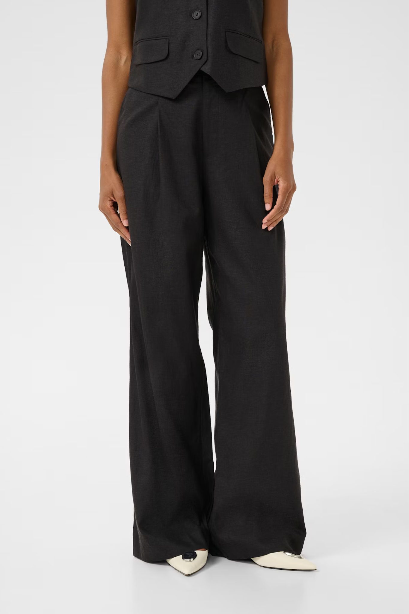 Model wearing the Gestuz elarah linen pants in black. Front view