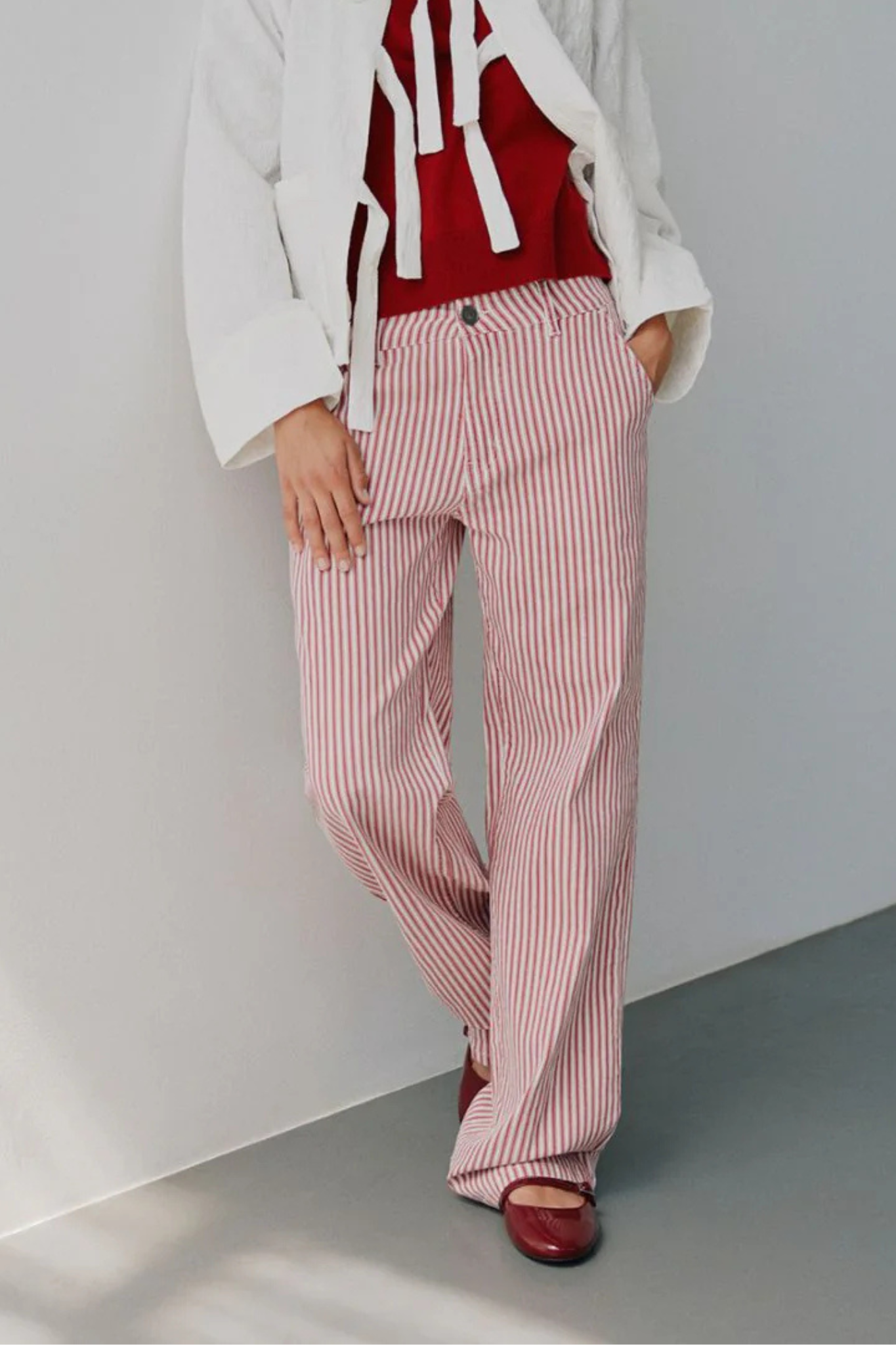 Model wearing the Sofie Schnoor lucca jeans in red and white striped. Front view