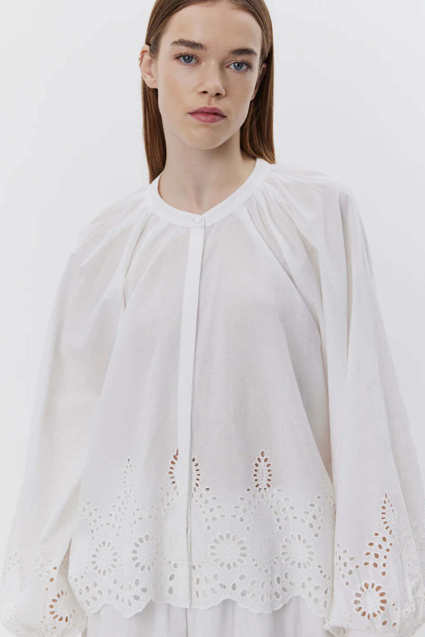 Model wearing the Sofie Schnoor tela shirt in white. Front view