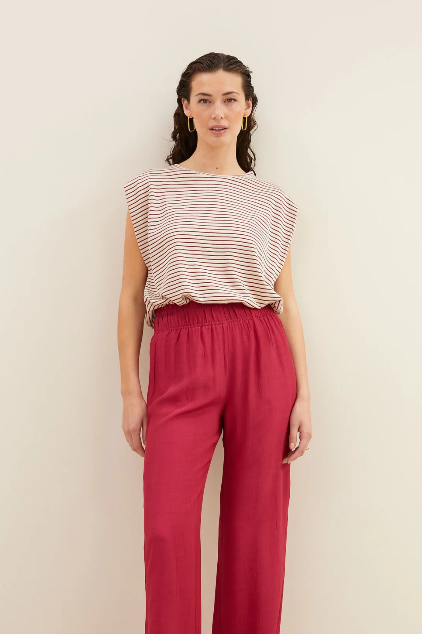 Model wearing the By-Bar diede small stripe top in white and red striped. Front view