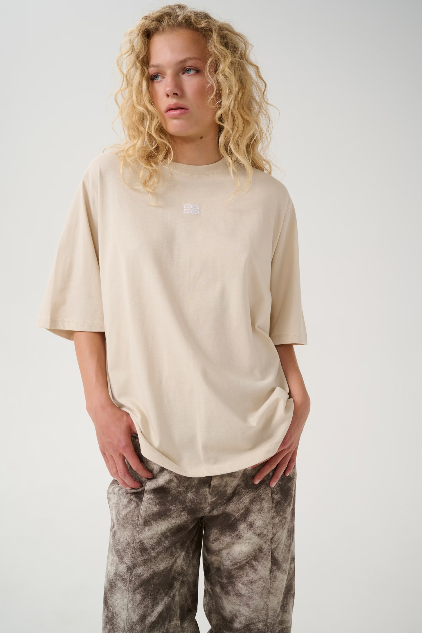 Model wearing the Gestuz erica emb t-shirt in beige. Front view