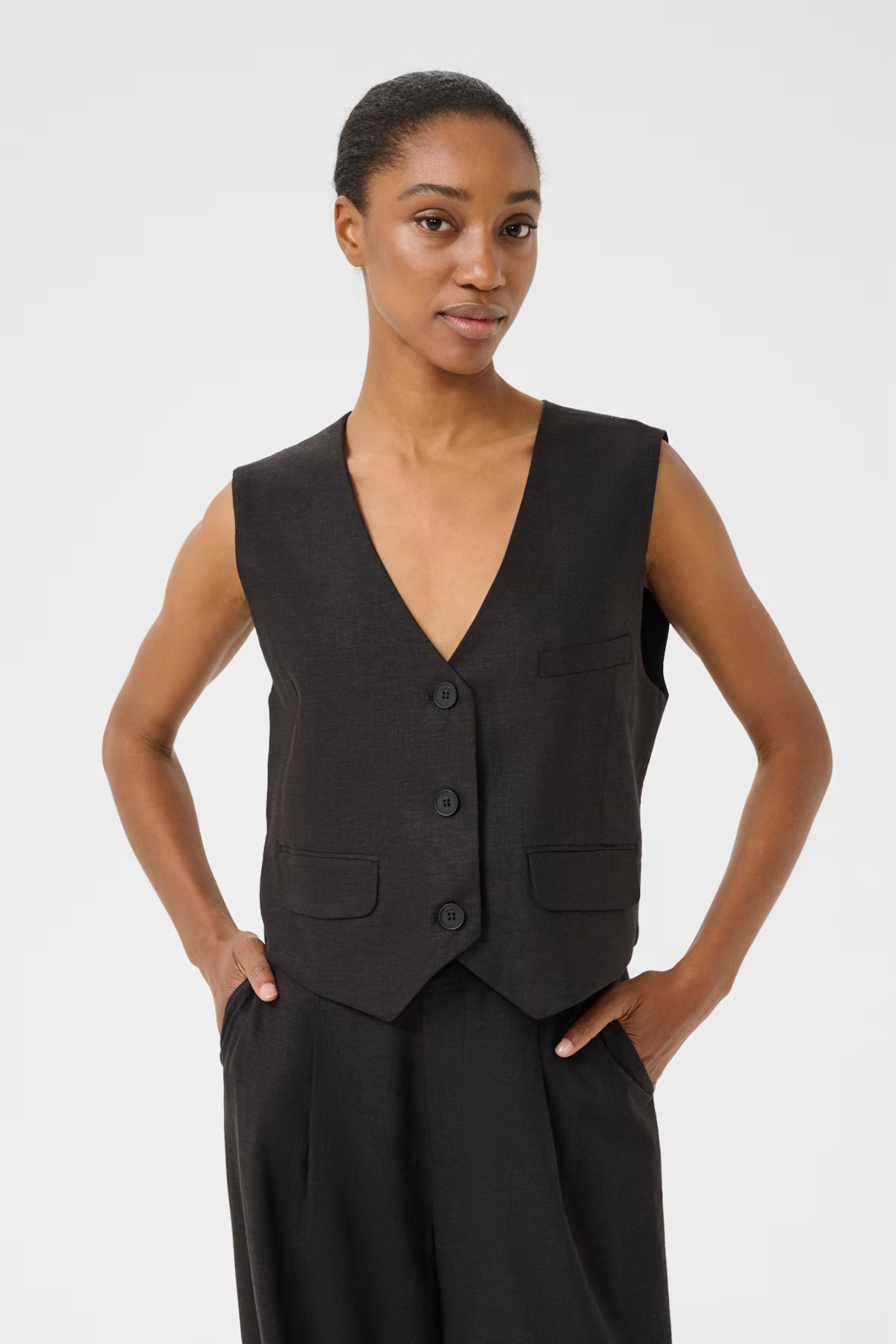 Model wearing the Gestuz elarah linen waistcoat in black. Front view