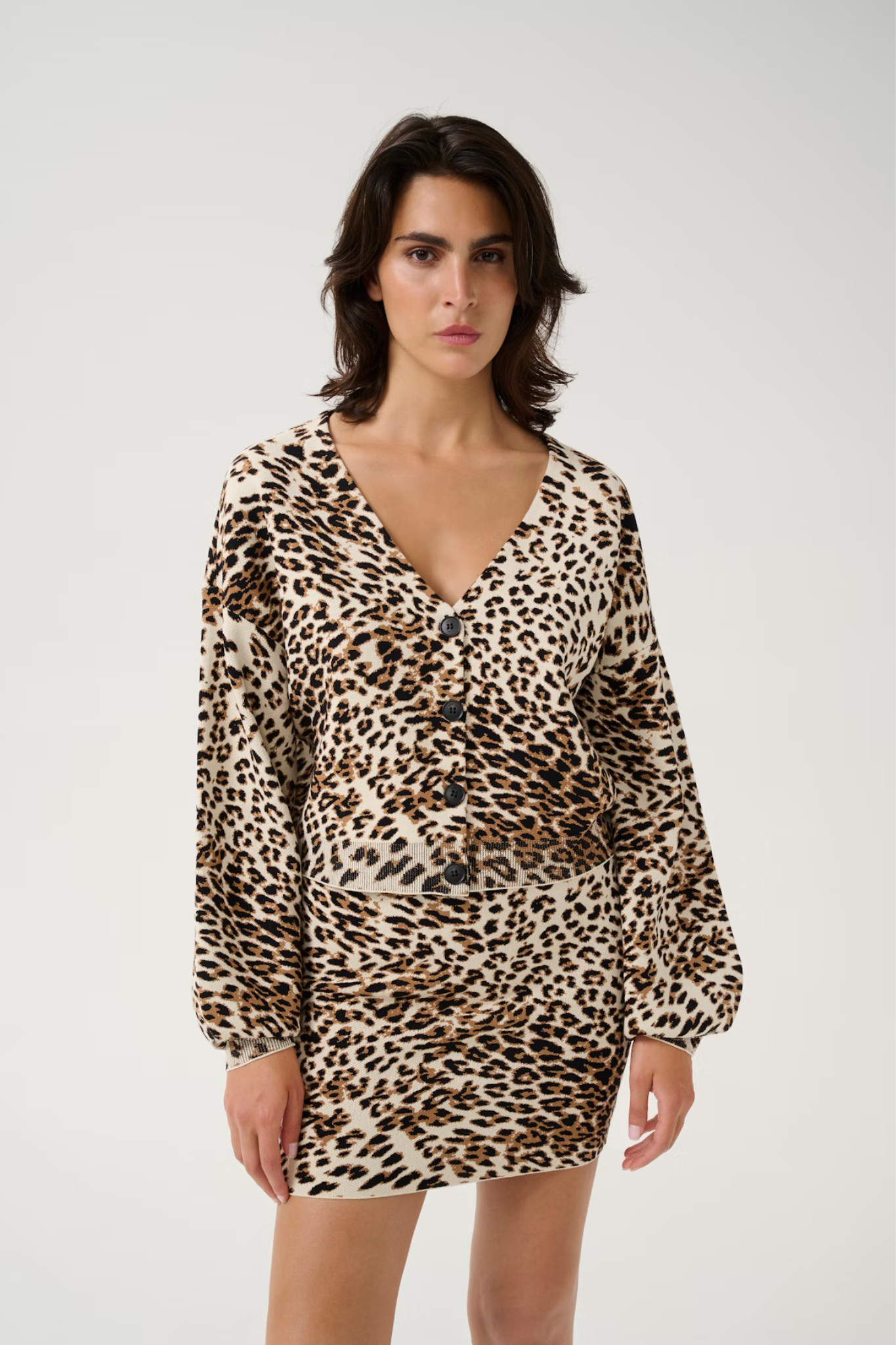 Model wearing the Gestuz leora cardigan in light leopard. Front view