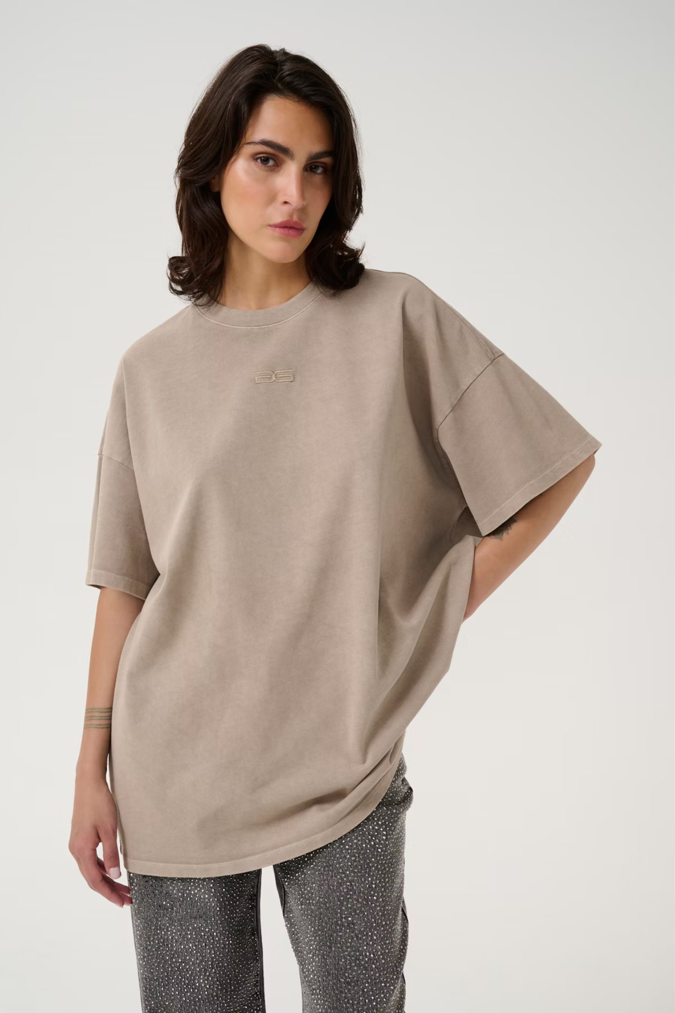 Model wearing the Gestuz jio oversized t-shirt in beige brown. Front view