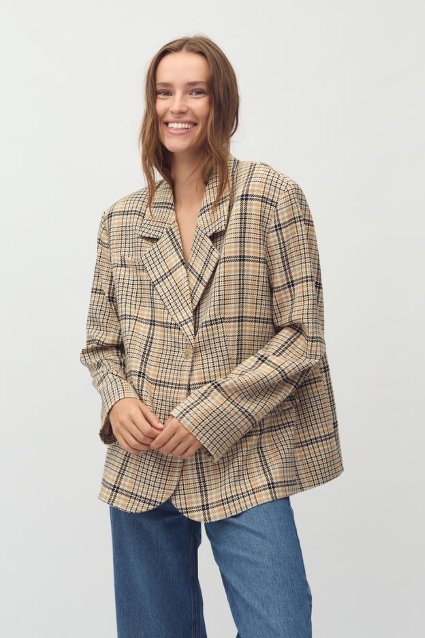 Model wearing the Mbym ambra lua check blazer in brown. Front view