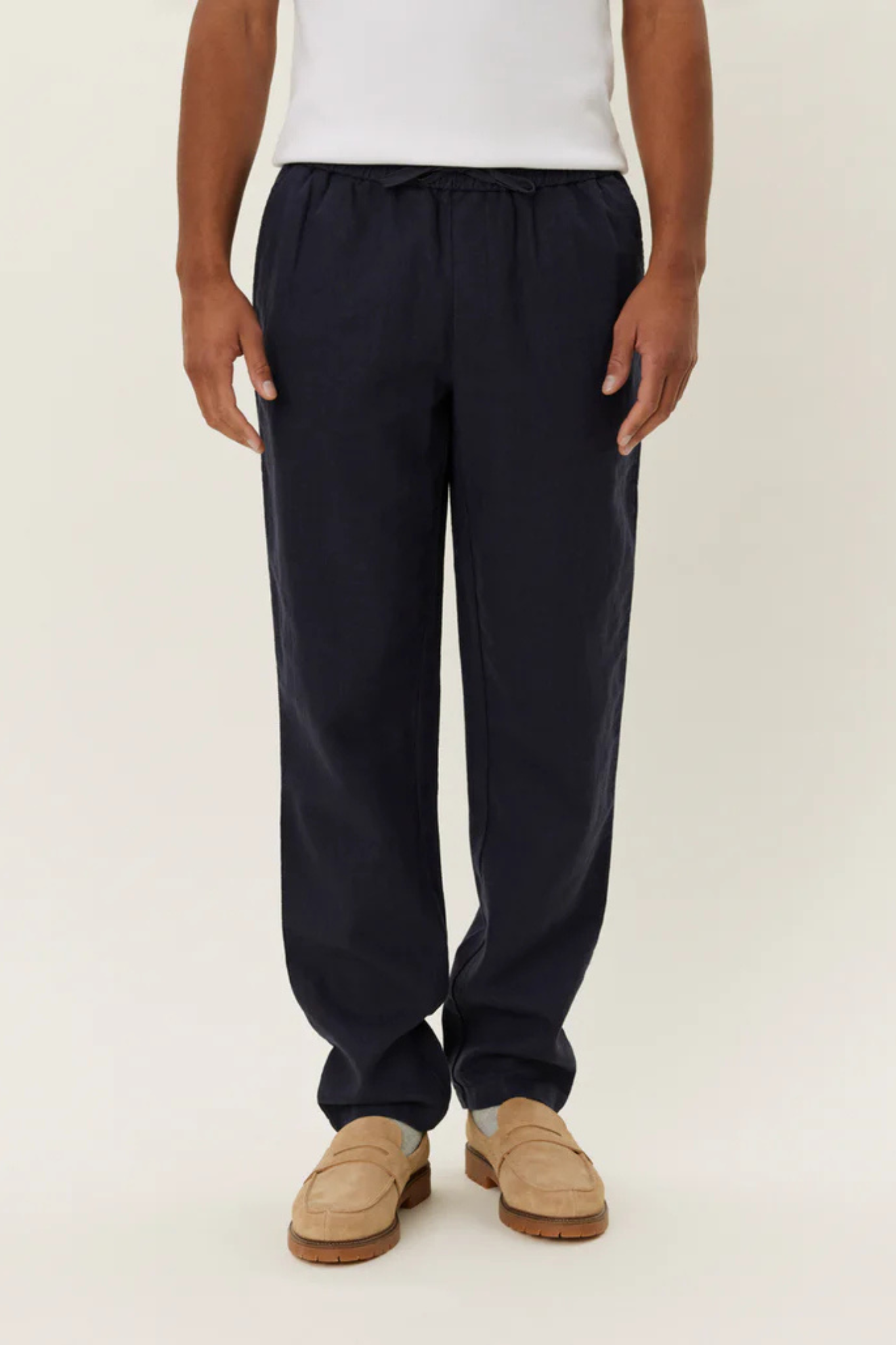 Model wearing the Les Deux patrick linen pants in dark navy. Front view