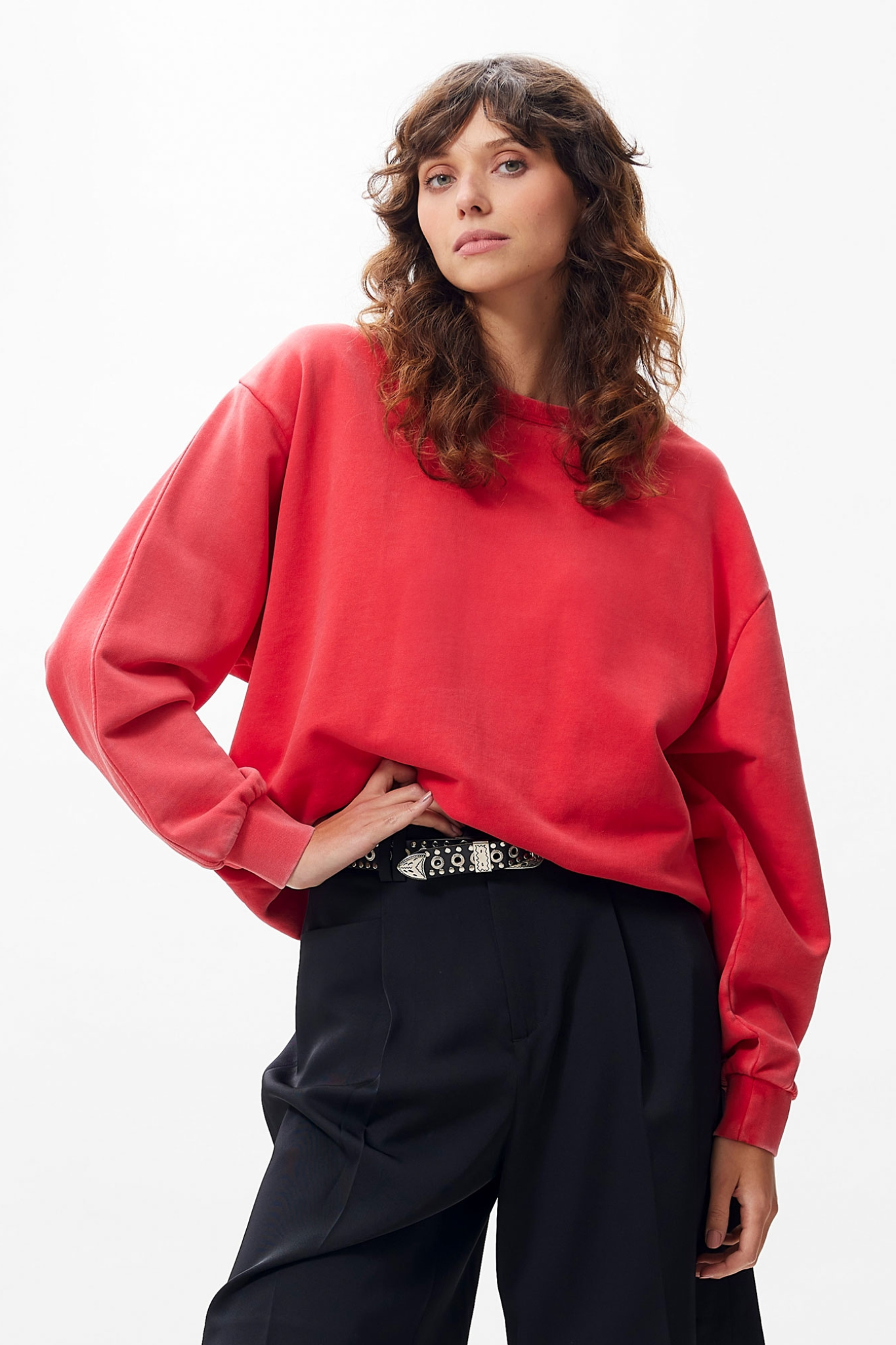 Model wearing the Catwalk Junkie oversized tuck in sweater in toreador red. Front view