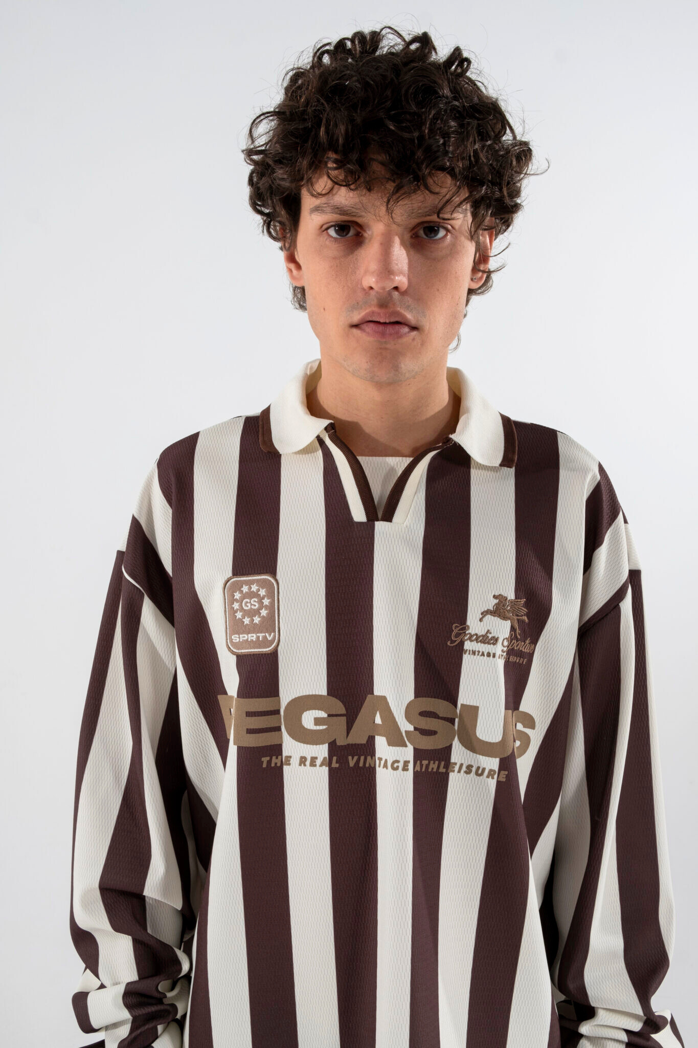 Model wearing the goodies sportive cocoa vintage football t-shirt in chocolate and ecru. Front view