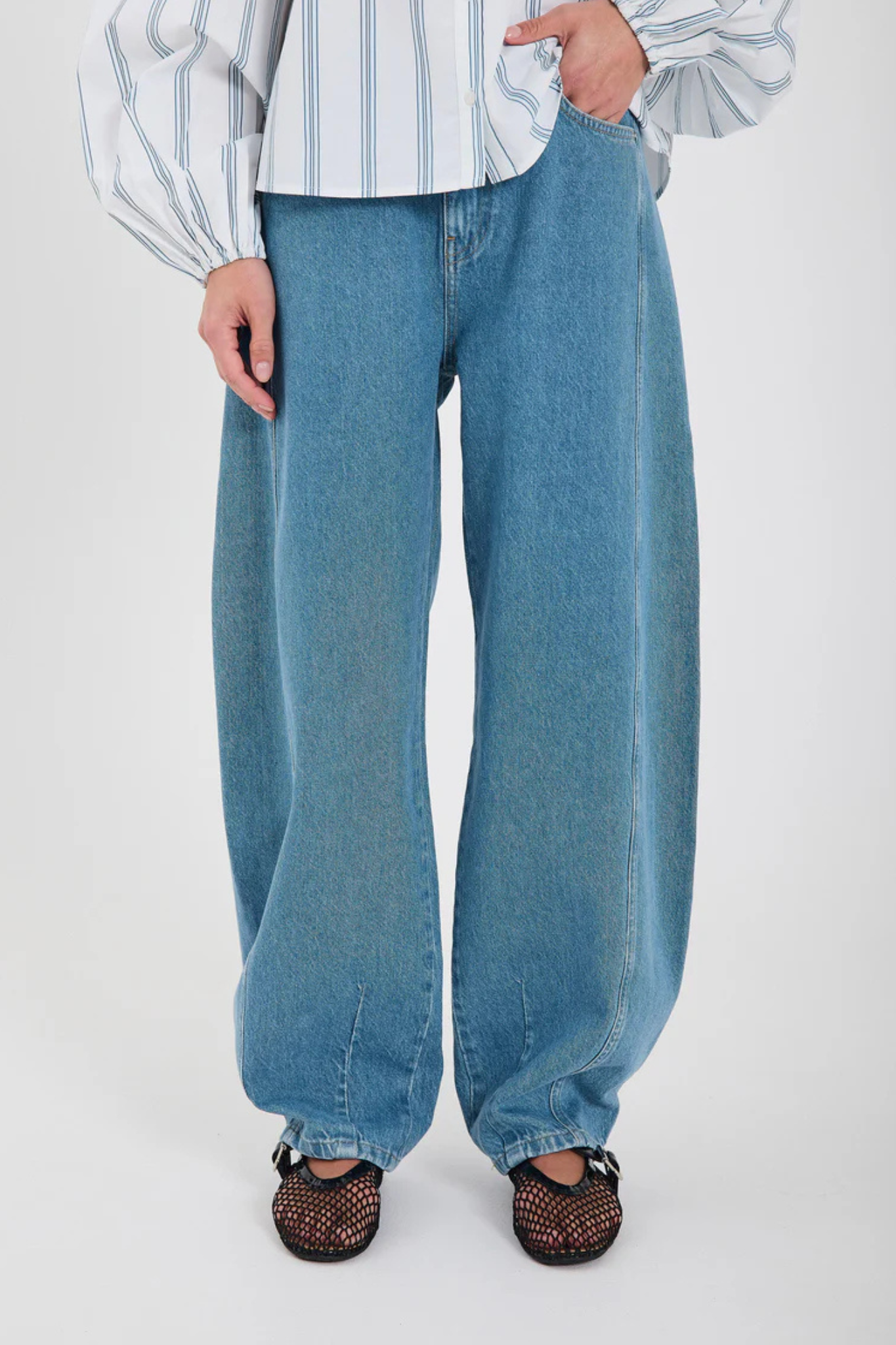 KENZIE BARREL JEANS - MEDIUM BLUE DENIM