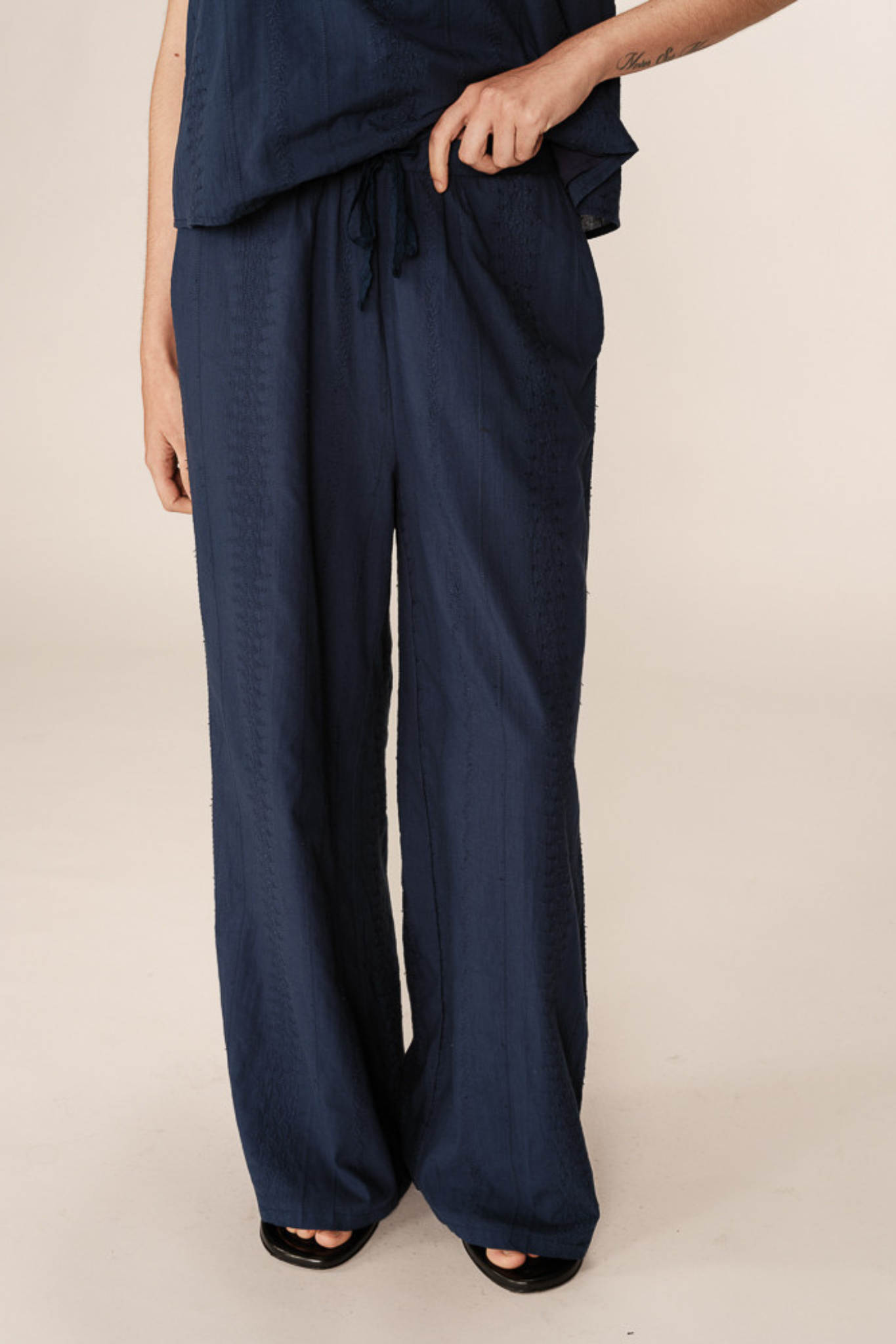 Model wearing the Grace & Mila piccoli pants in marine. Front view