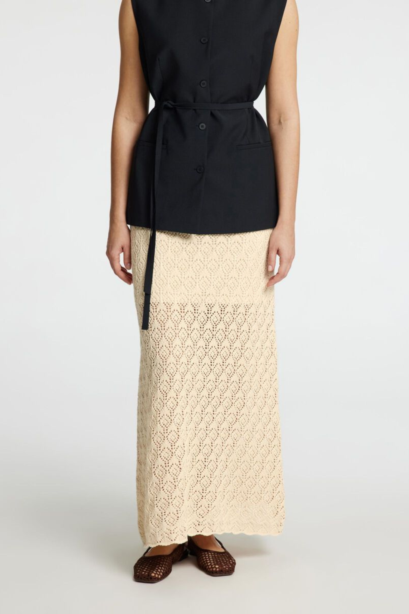 Model wearing the Selected Femme niva hw knit skirt in birch. Front view