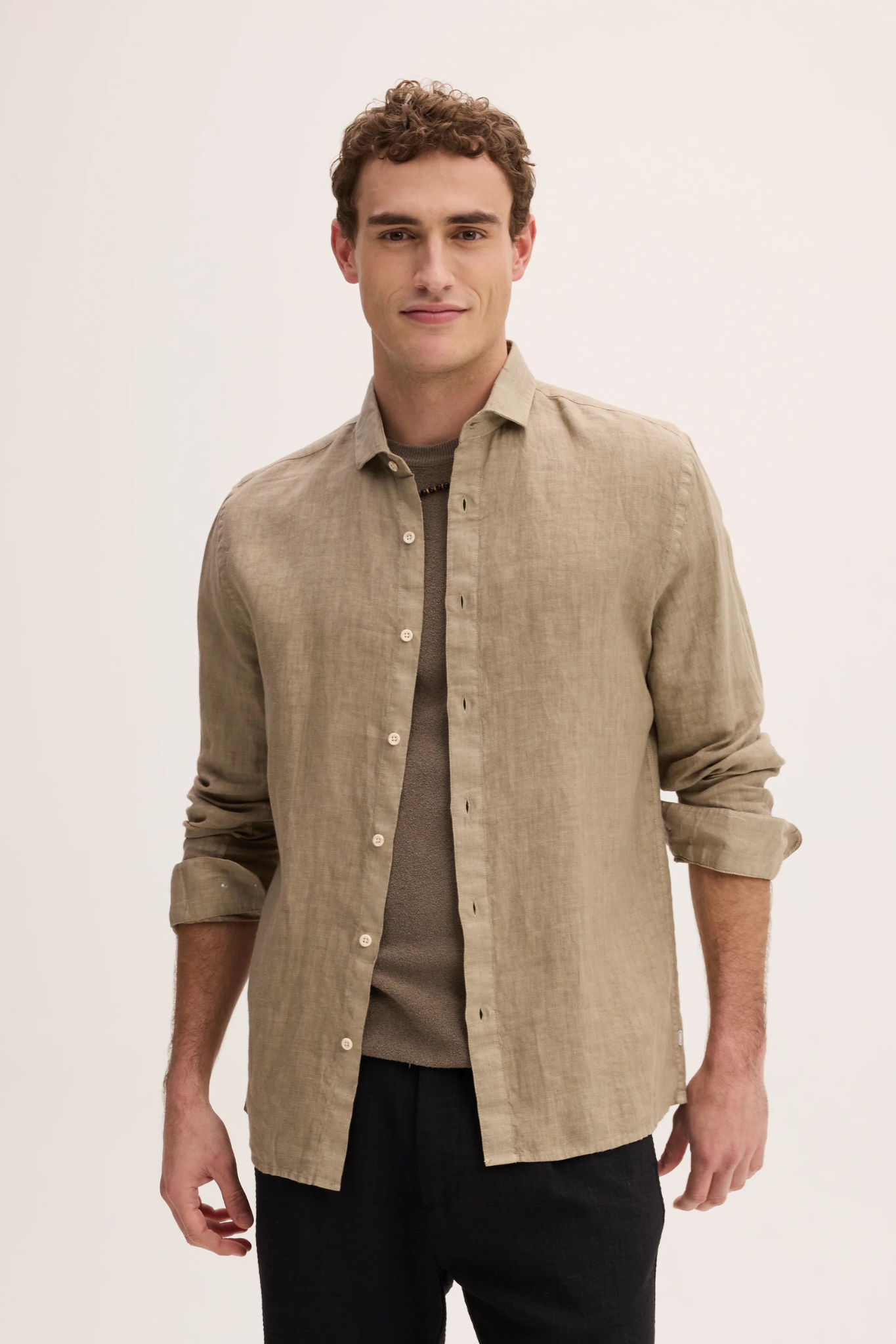 Model wearing the Goodpeople soho shirt in dark taupe. Front view