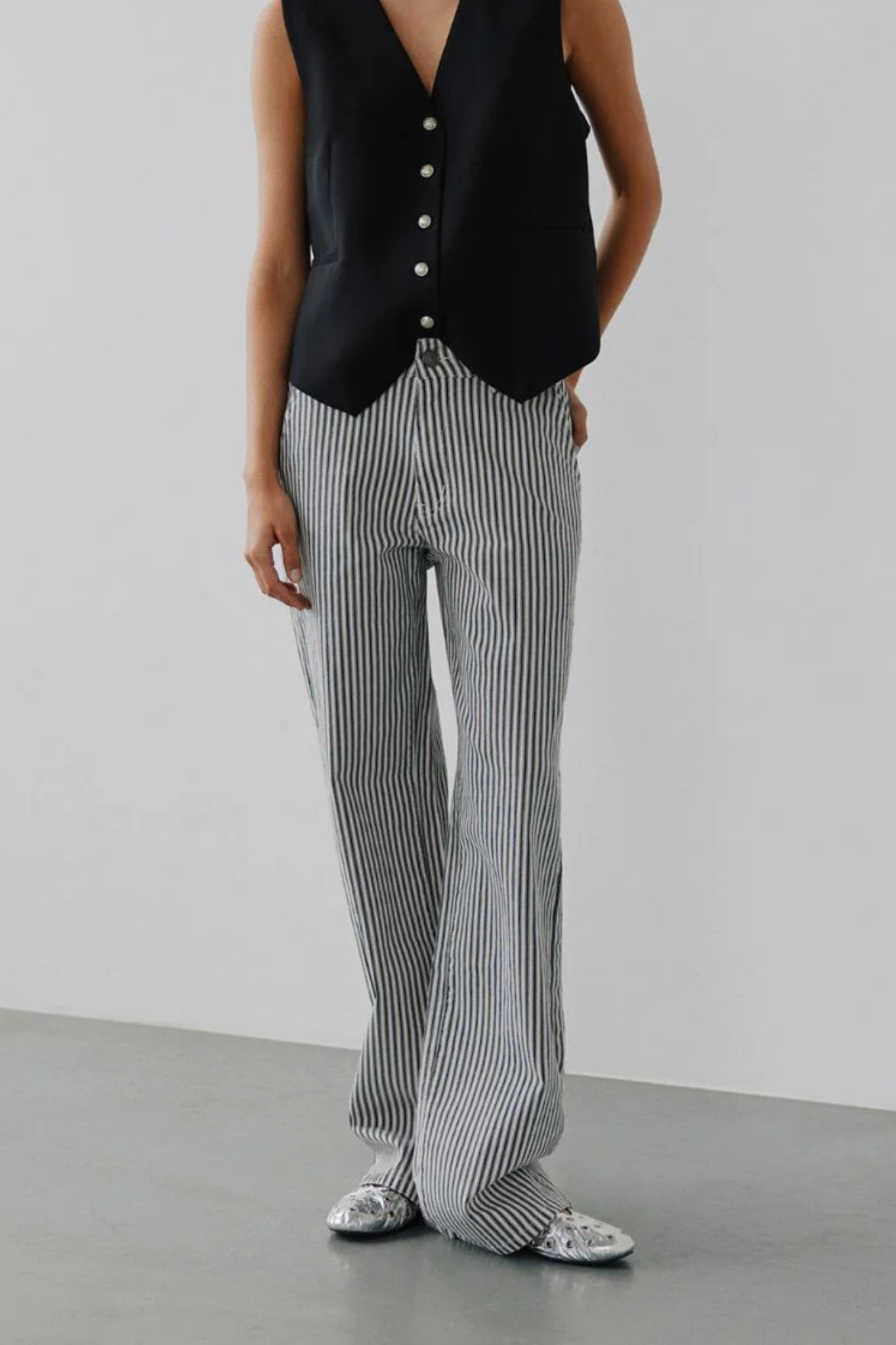 Model wearing the Sofie Schnoor lucca jeans in black and white striped. Front view