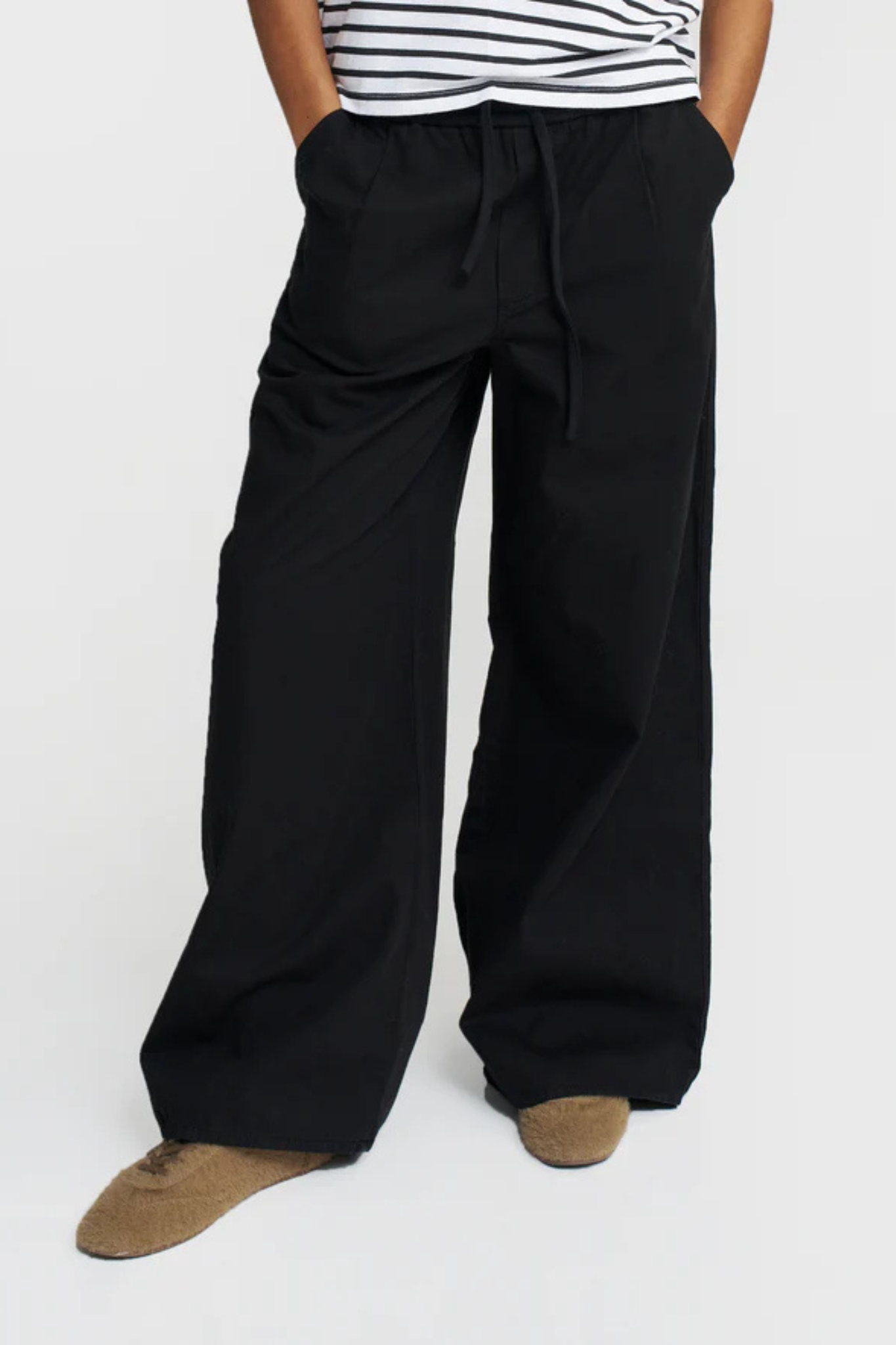 Model wearing the 10DAYS the wide leg pants in black. Front view