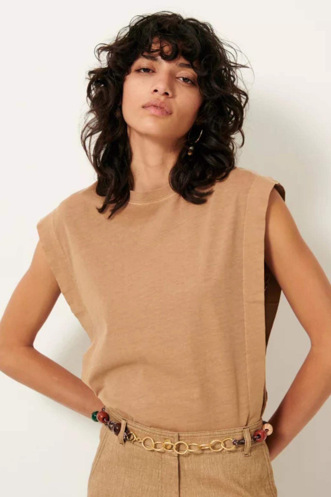 Model wearing the Sessun orlando pleated sleeveless t-shirt in camel. Front view