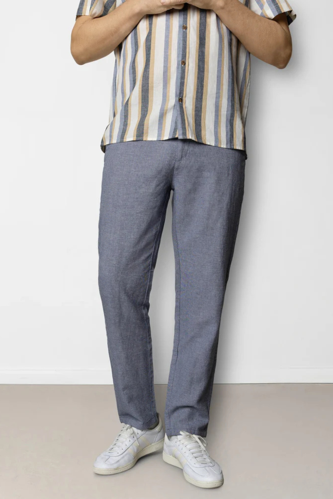 Model wearing the Clean Cut Copenhagen roman linen pants in navy melange. Front view