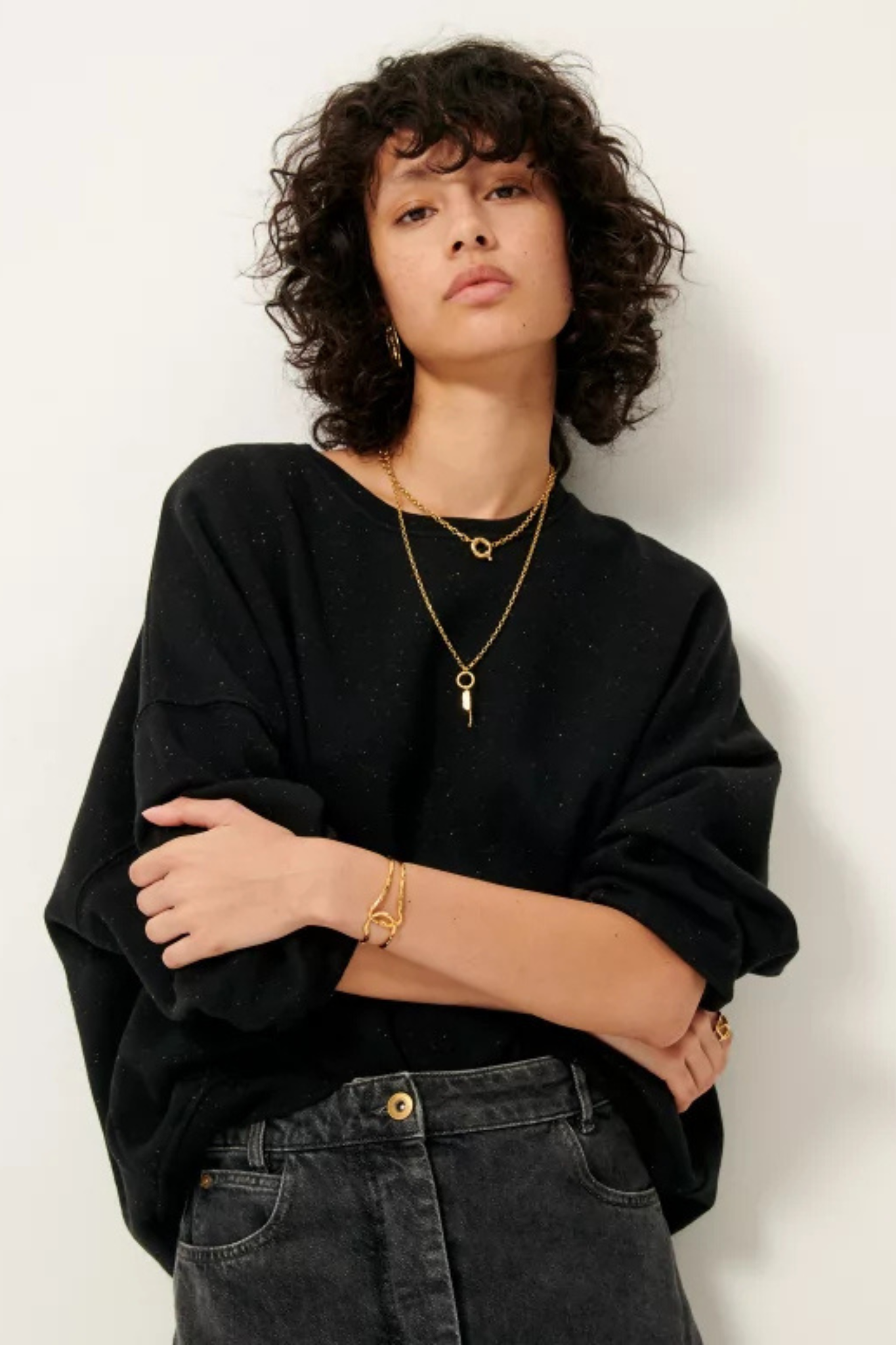 Model wearing the Sessun chebbi sweat oversized in black. Front view