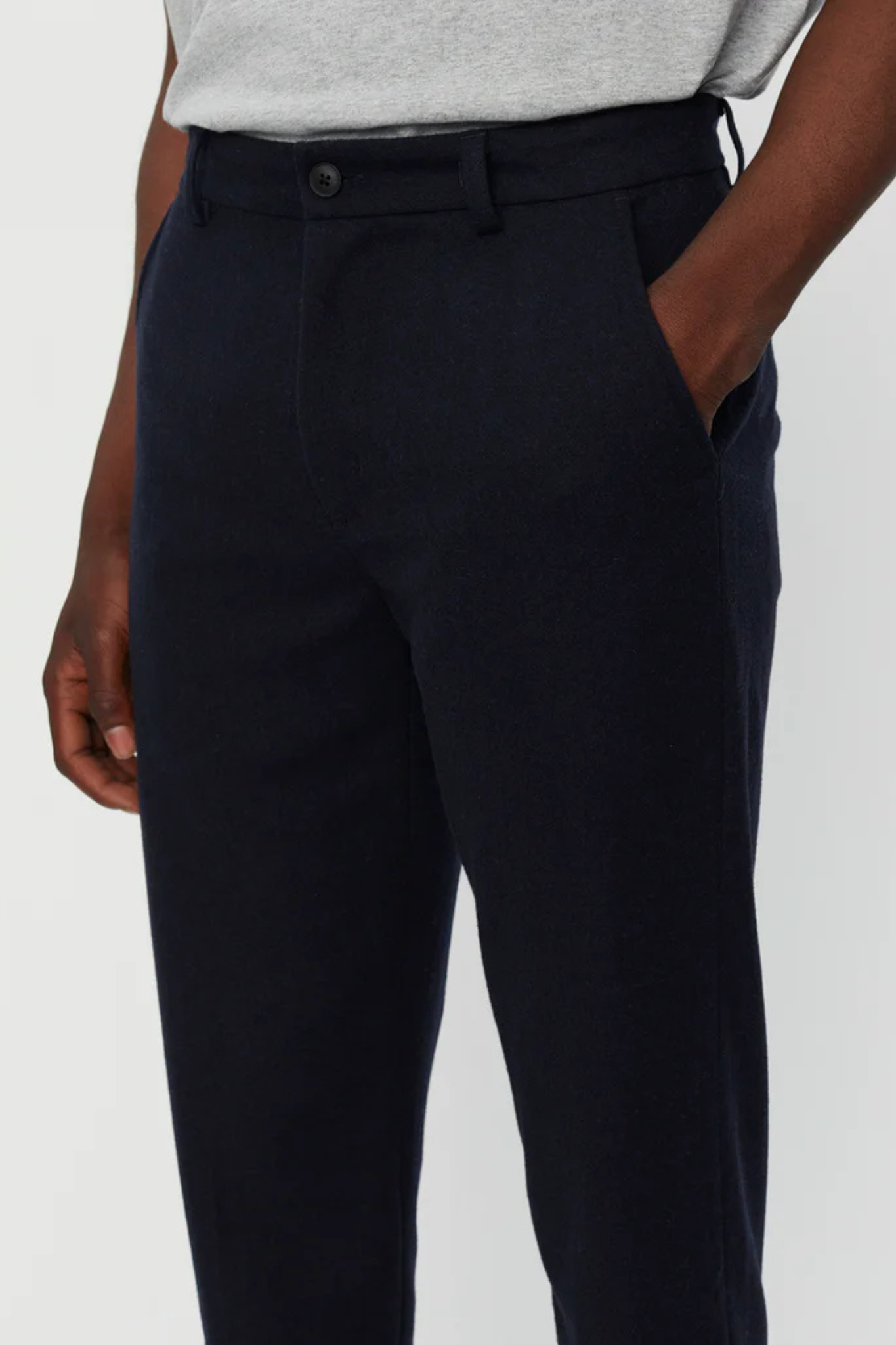 Model wearing the Les Deux como reg suit pants in dark navy. Front view