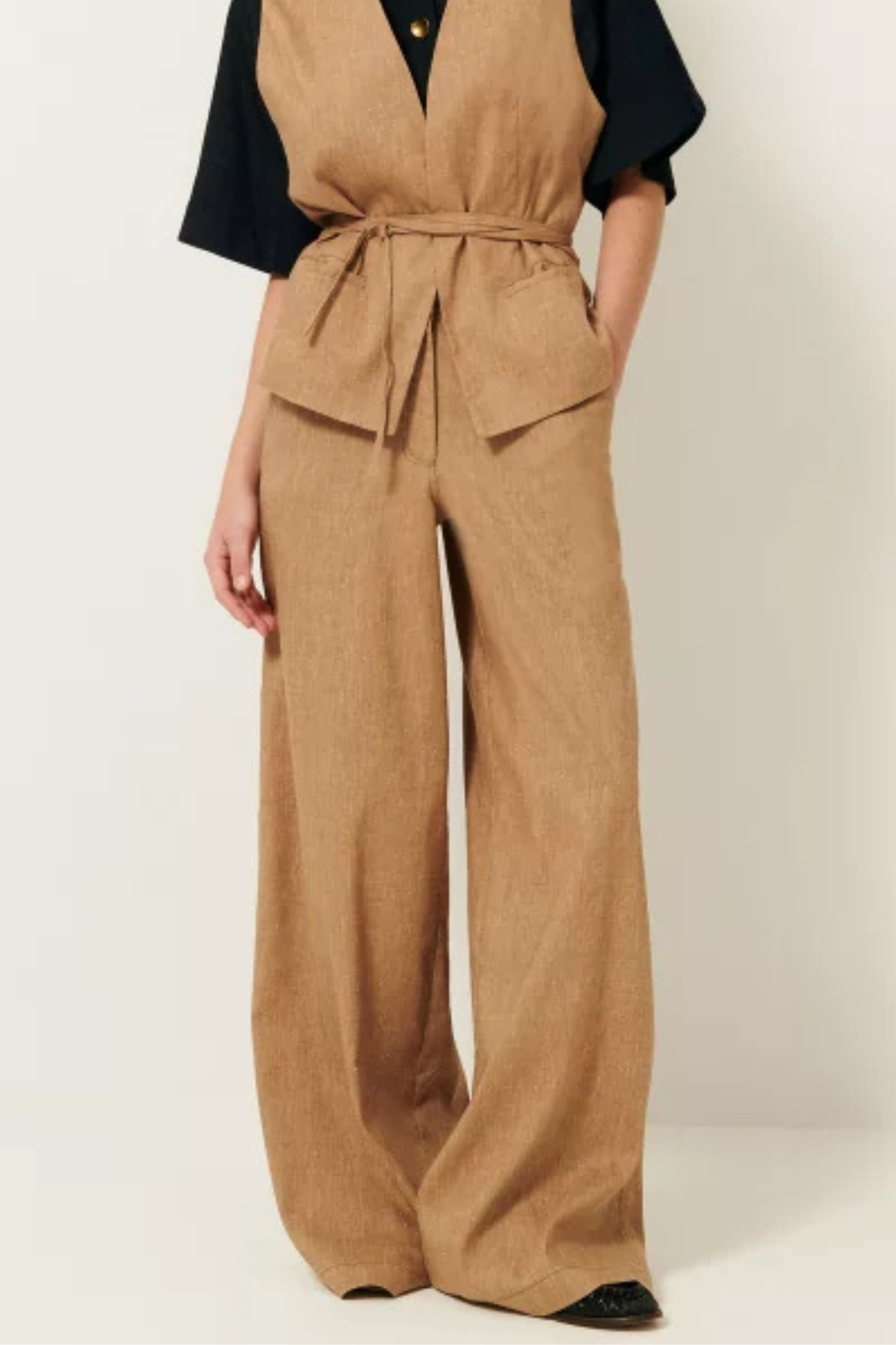 Model wearing the Sessun dasum wide pants in camel. Front view