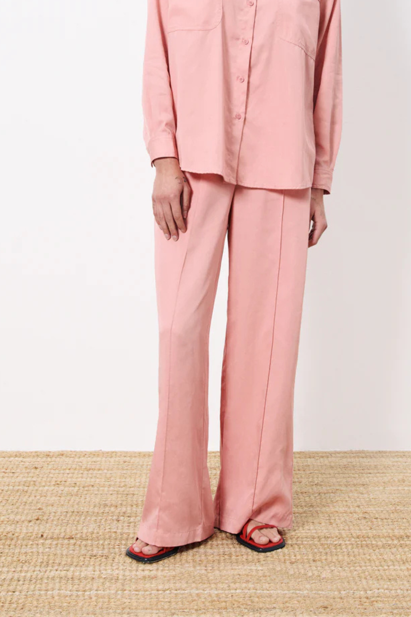 Model wearing the FRNCH palmina pants in pink. Front view