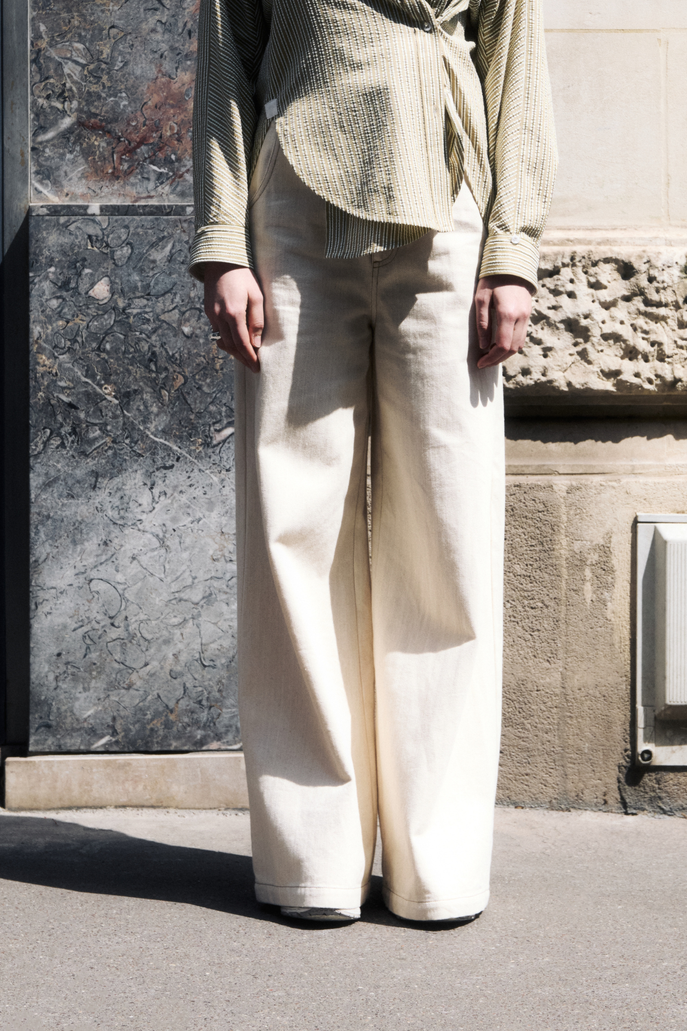 Model wearing the JIJI carmen pants in beige. Front view