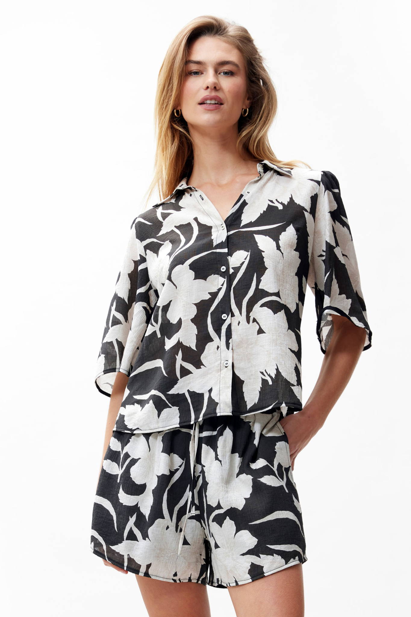 BUTTERFLY SLEEVE HIBICUS BLOUSE - BLACK