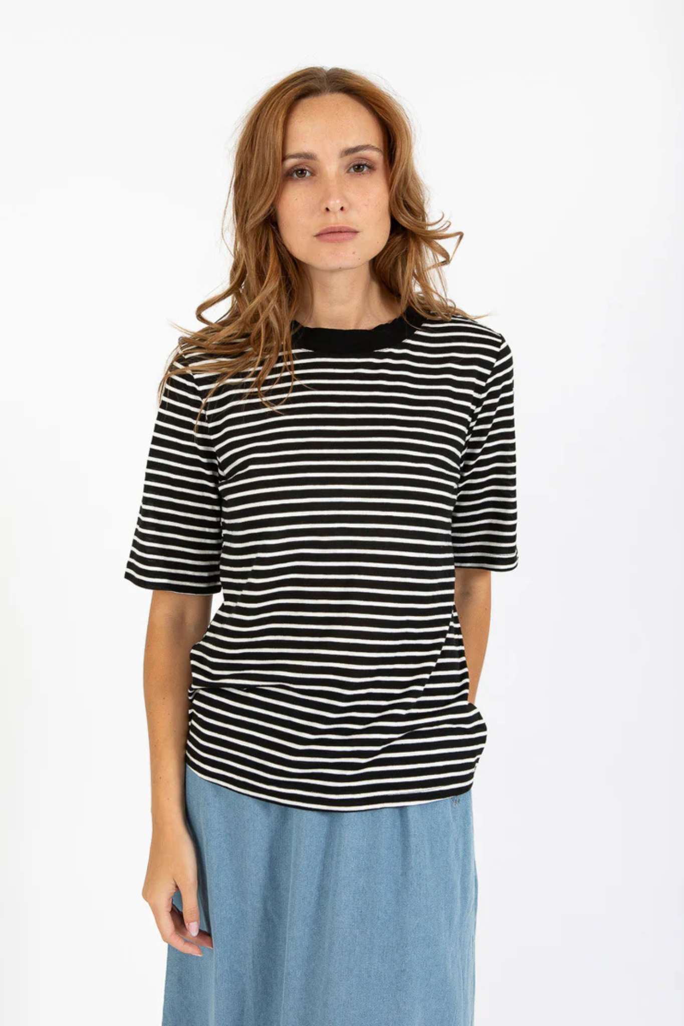 Model wearing the CC Heart silla stripe shirt in black and white. Front view